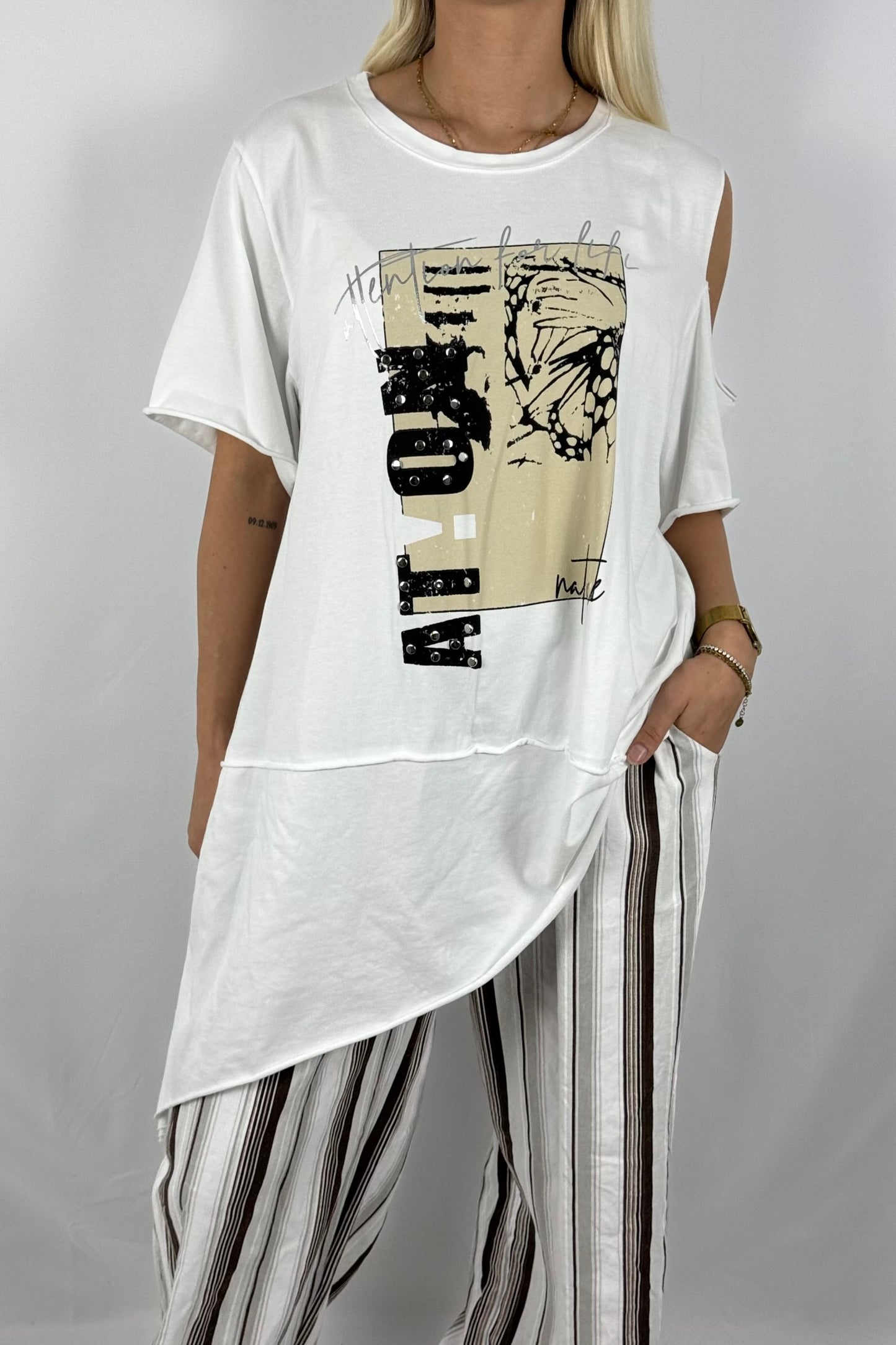 Asymmetrisches Shirt mit Print & Cut-Out-Details – modern und bequem-Weiß