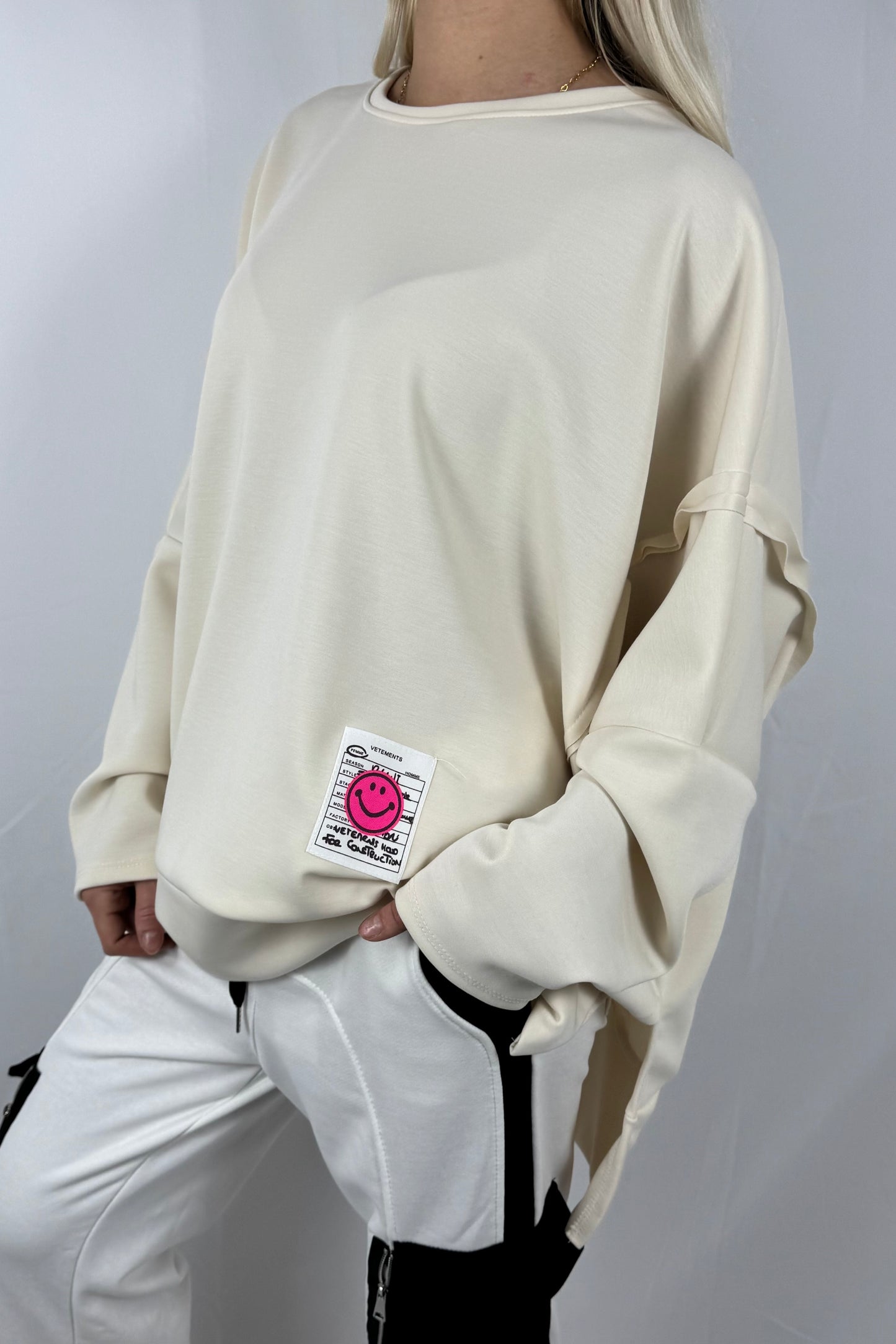 Oversize Sweatshirt mit Patch-Detail-Beige
