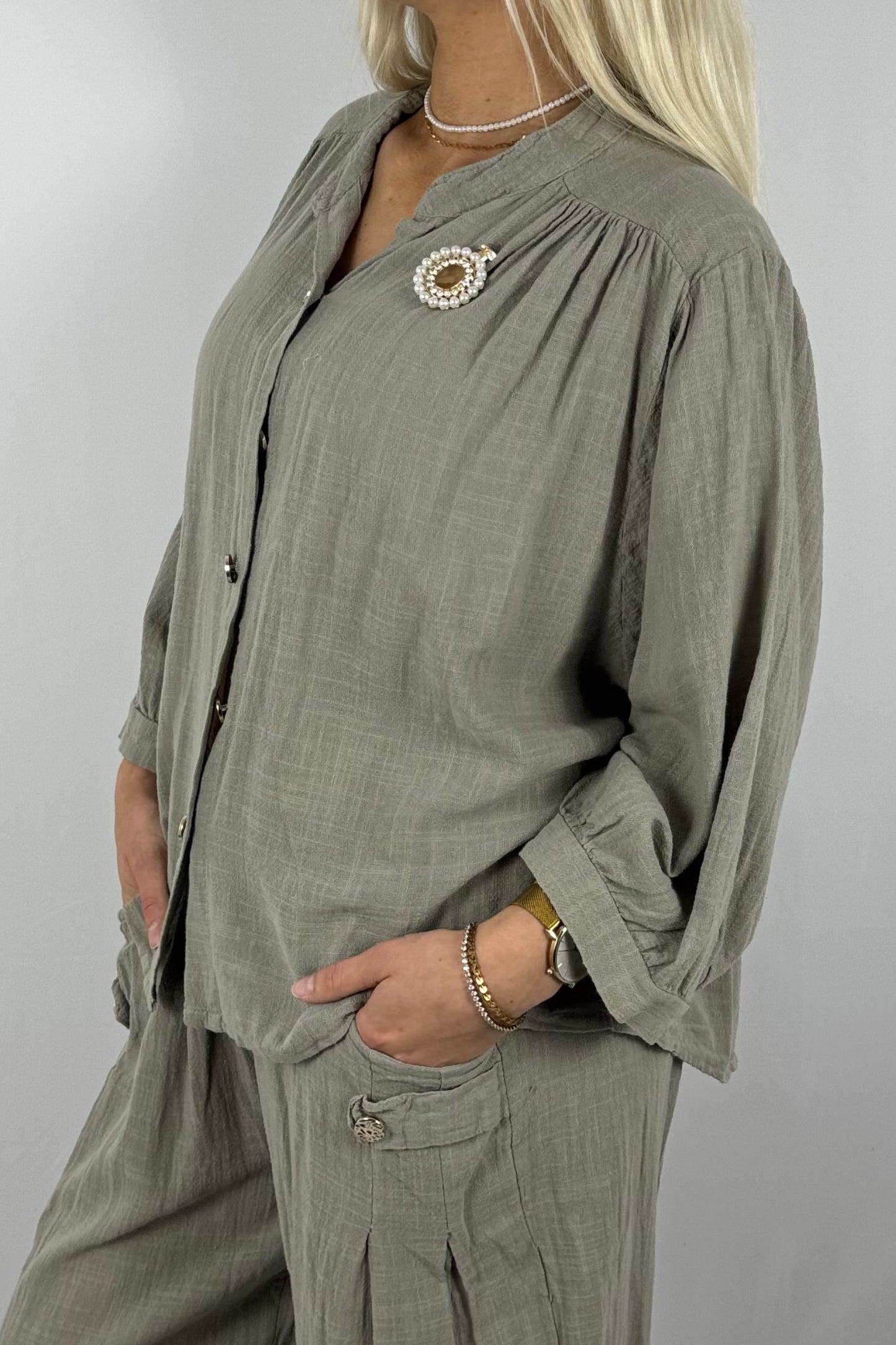 Baumwollbluse mit Schmuckbrosche und Knopfleiste-Mud