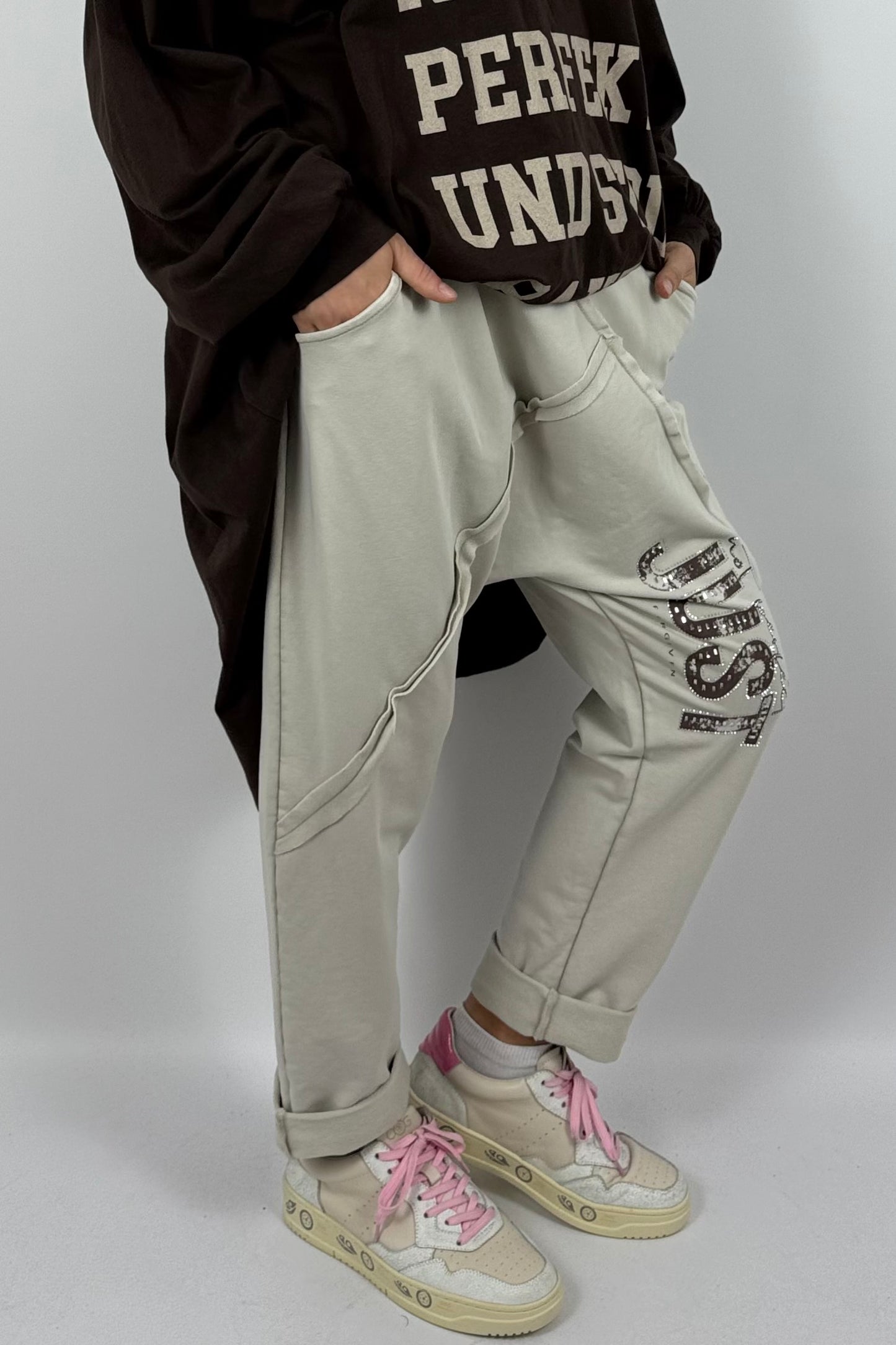 Lässige Baggy-Hose mit „JUST“-Detail – Beige