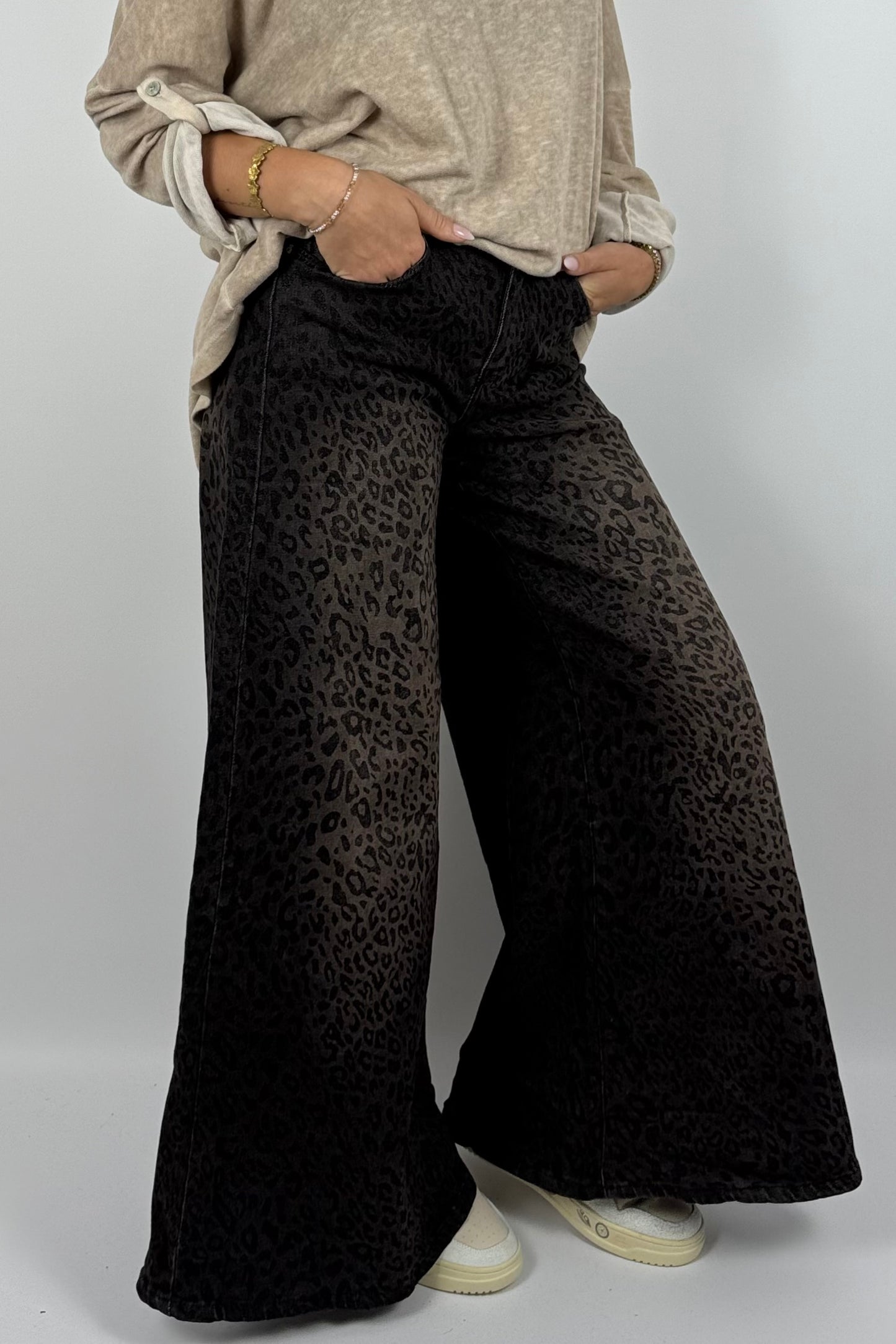 Wide Leg Leo Jeans