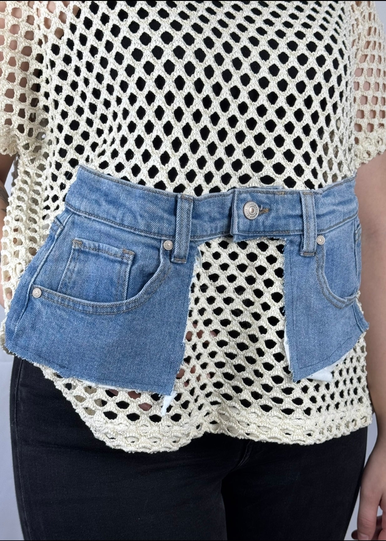 Strickpullover mit Jeansdetails – kreativer Materialmix
