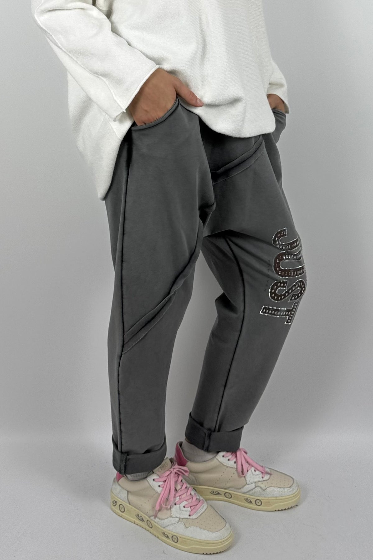 Lässige Baggy-Hose mit „JUST“-Detail – grau