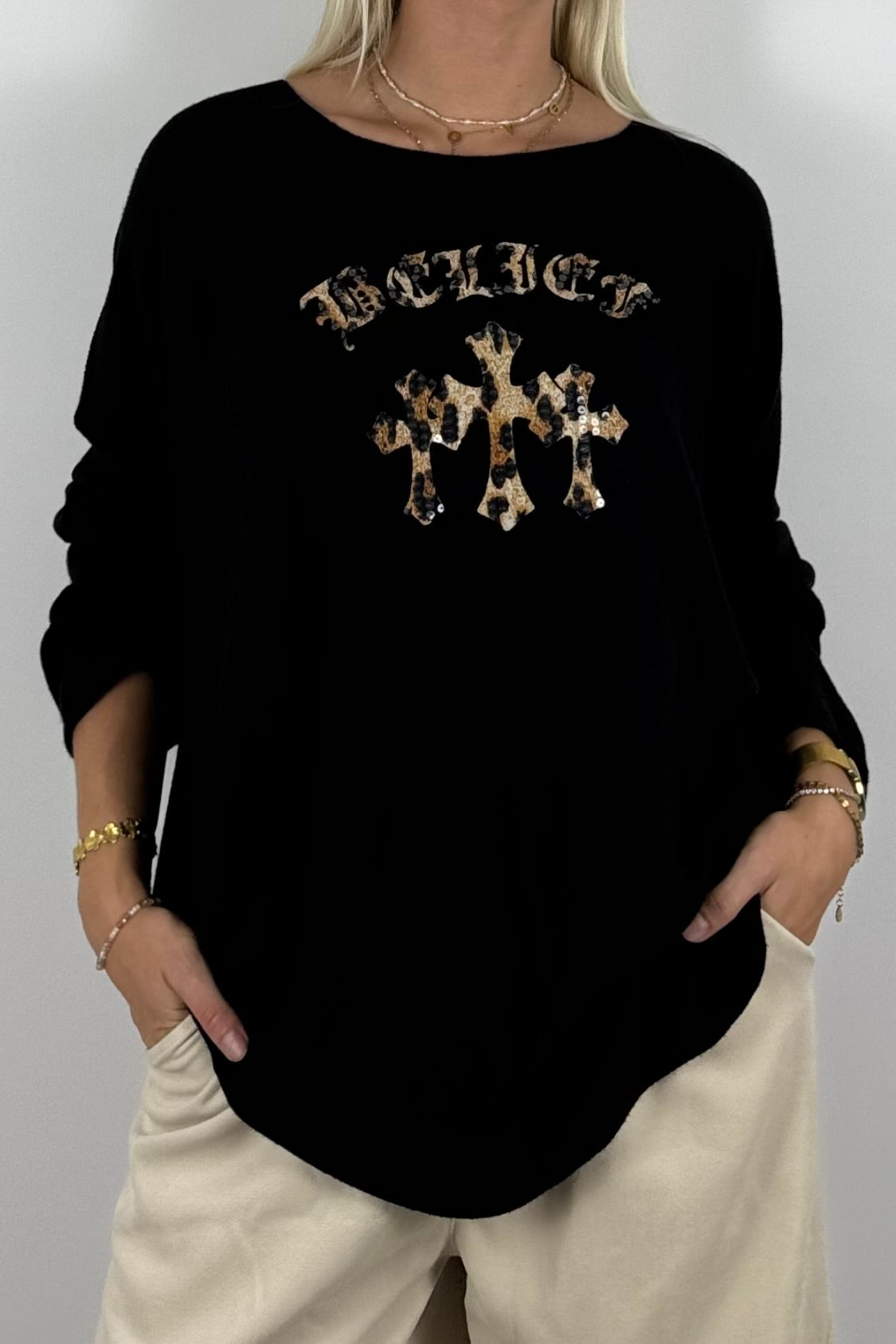 Oversize Shirt mit Leo-Statement & Kreuz-Detail – Schwarz