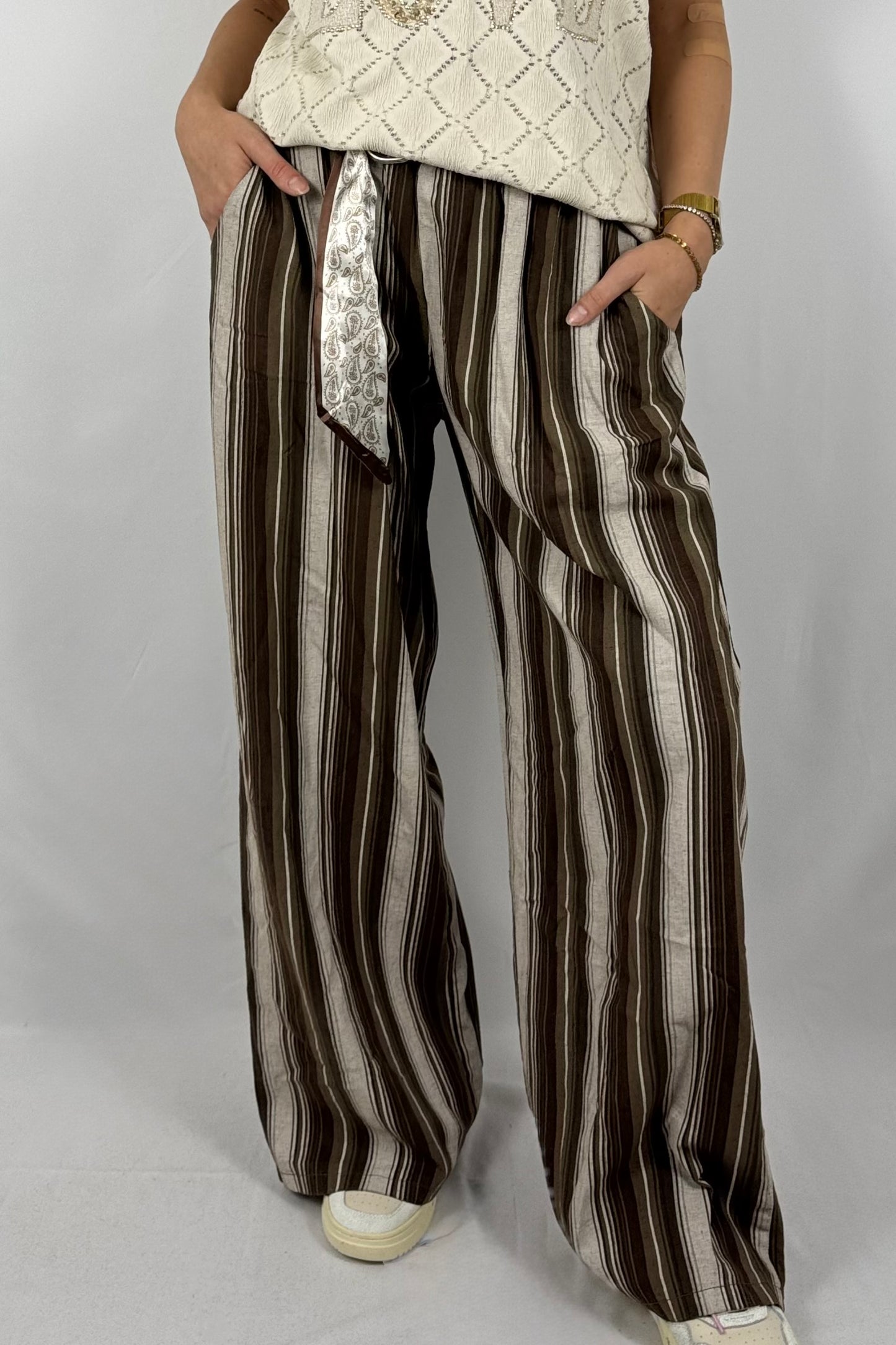 Leinenhose mit Streifenmuster & Gürtel – luftiger Sommerlook-Schoko