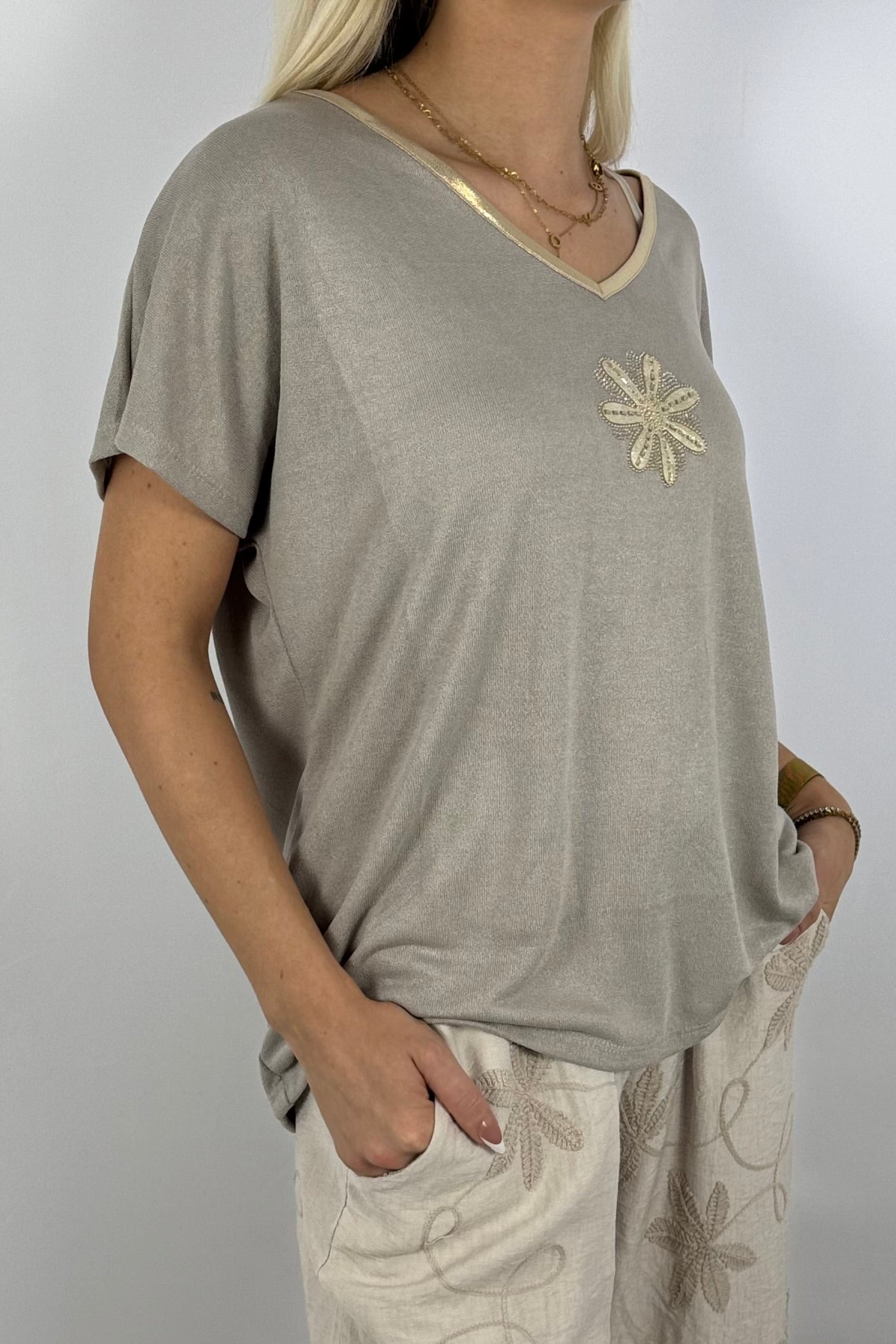 Glanzshirt mit V-Ausschnitt & Schmuckblüte-Mud