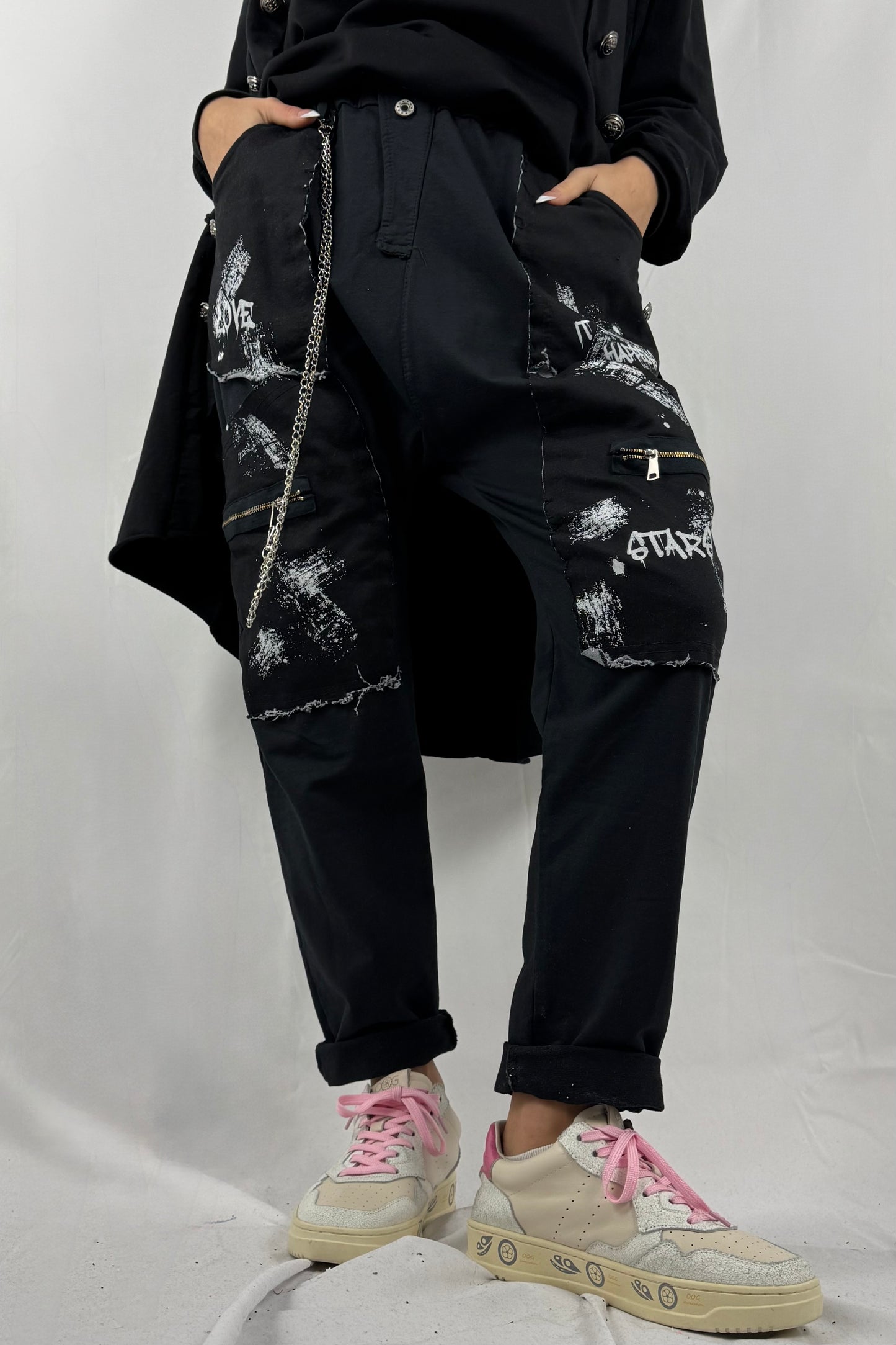 Baggy Hose mit Print, Kette & Zipper-Taschen –Schwarz