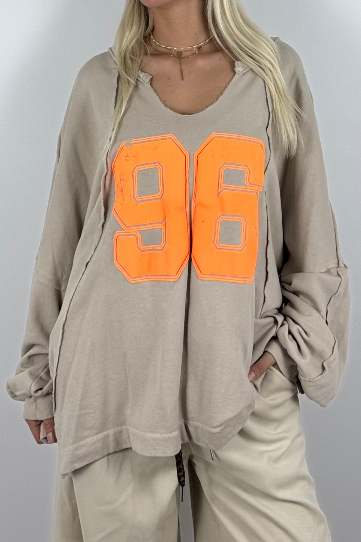 Oversize Shirt mit „96“-Statement –Beige