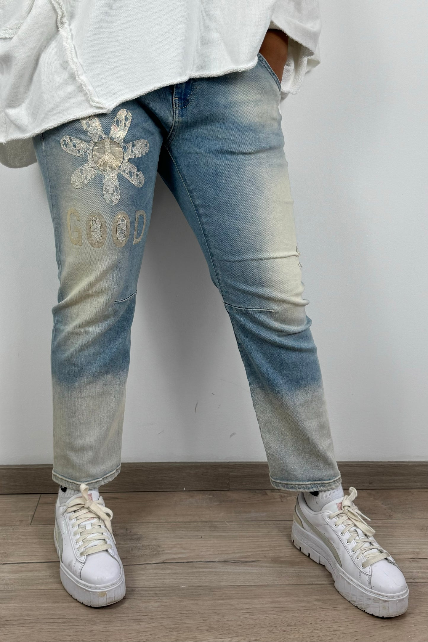 Damenjeans mit floralem Print – modisch & auffällig“