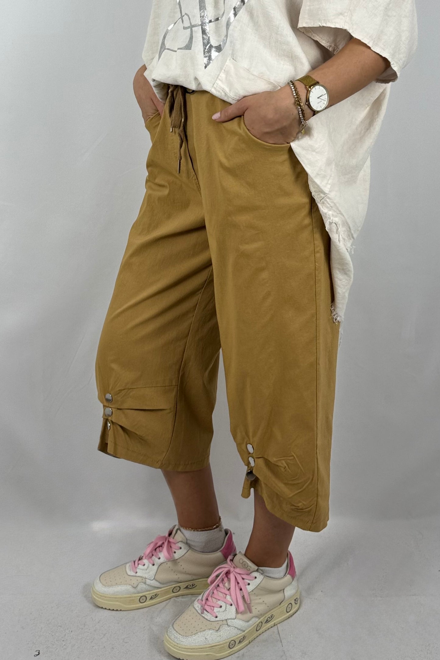 7/8-Hose mit Knopfdetail & Paperbag-Bund-Kamel