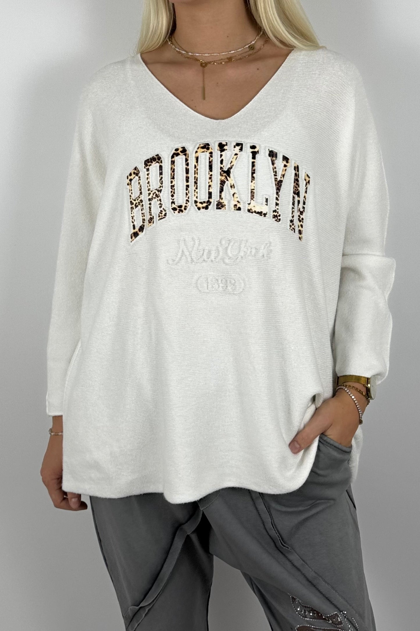 Oversize Shirt „BROOKLYN“ mit V-Ausschnitt – Weiß