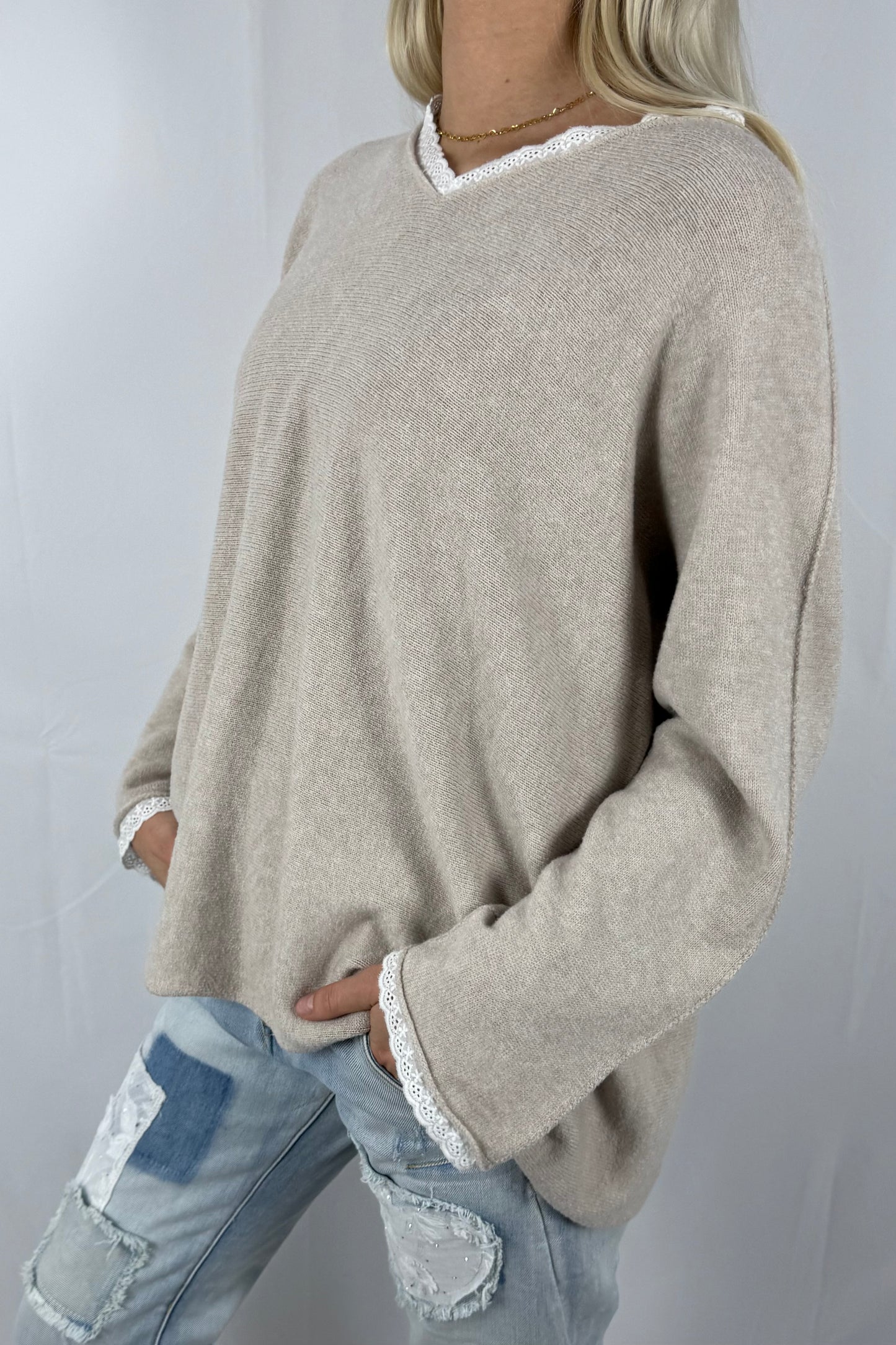 Shirt mit V-Ausschnitt & Spitzen-Detail –Beige