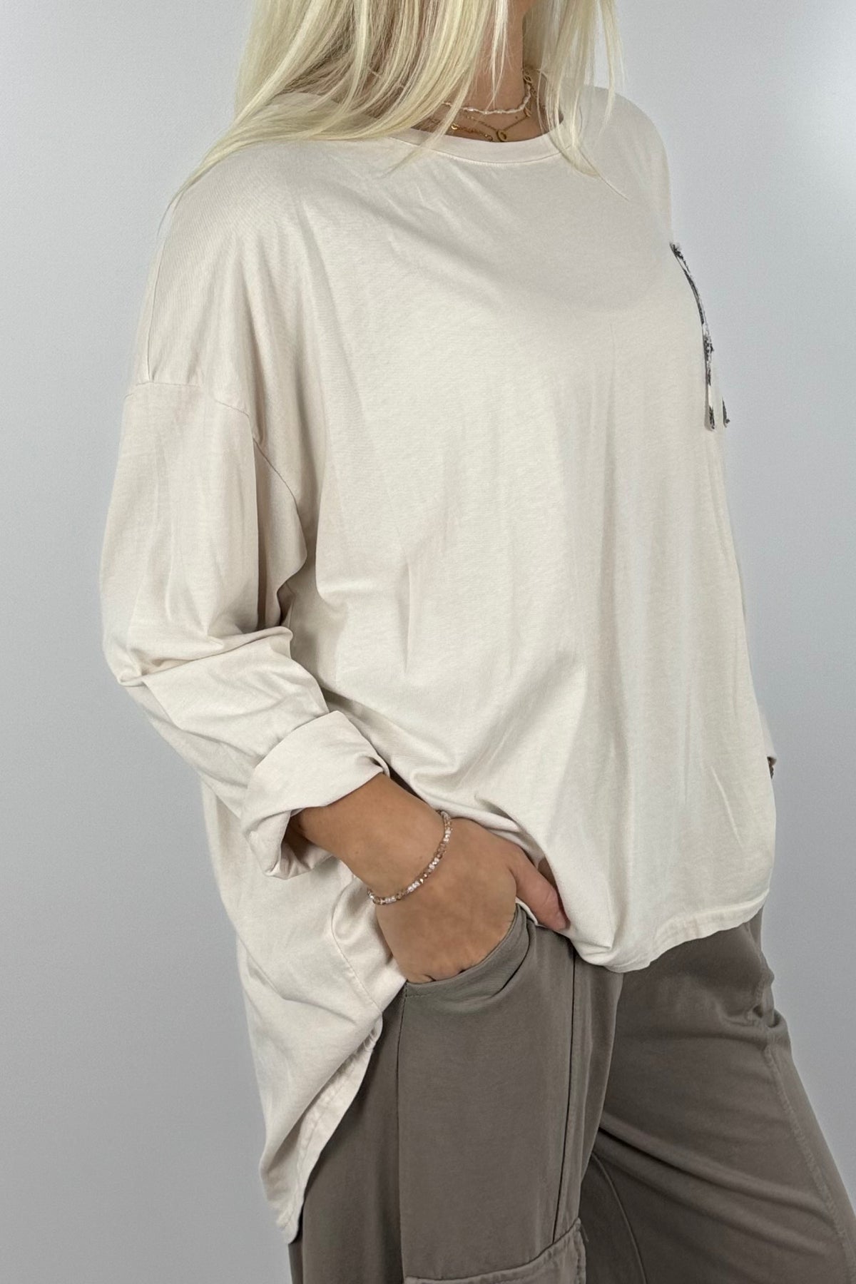 Oversize Longshirt mit Leo-Detail –Beige
