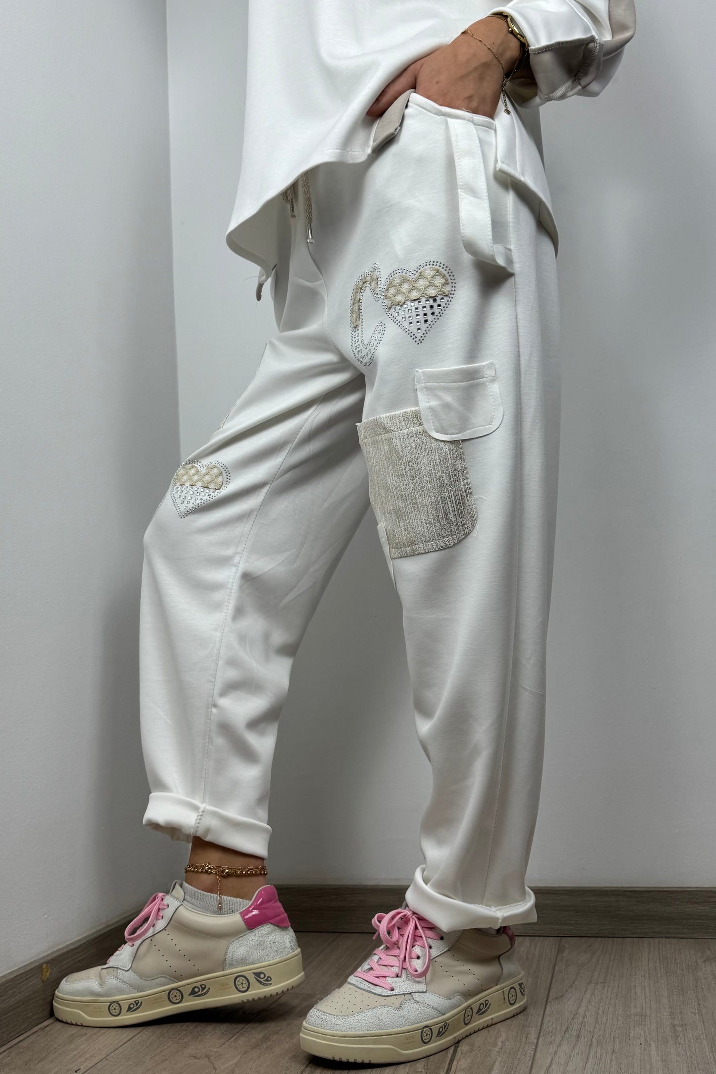 Trendige Jogpants mit Glitzer-Details & Schmuck-Print-Weiß