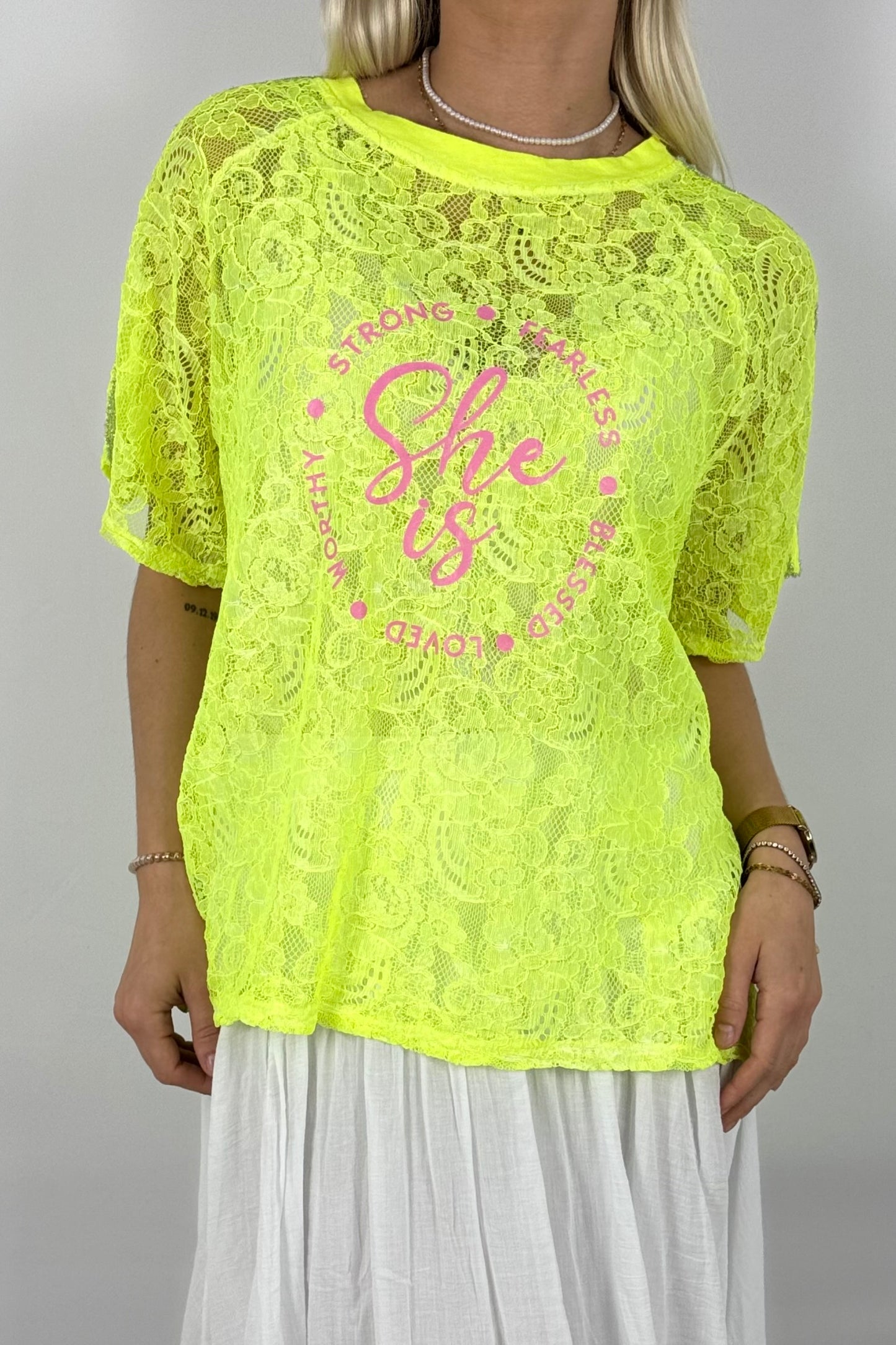 Spitzen-Shirt „She is…“ – Oversize Statement Shirt-Neon gelb