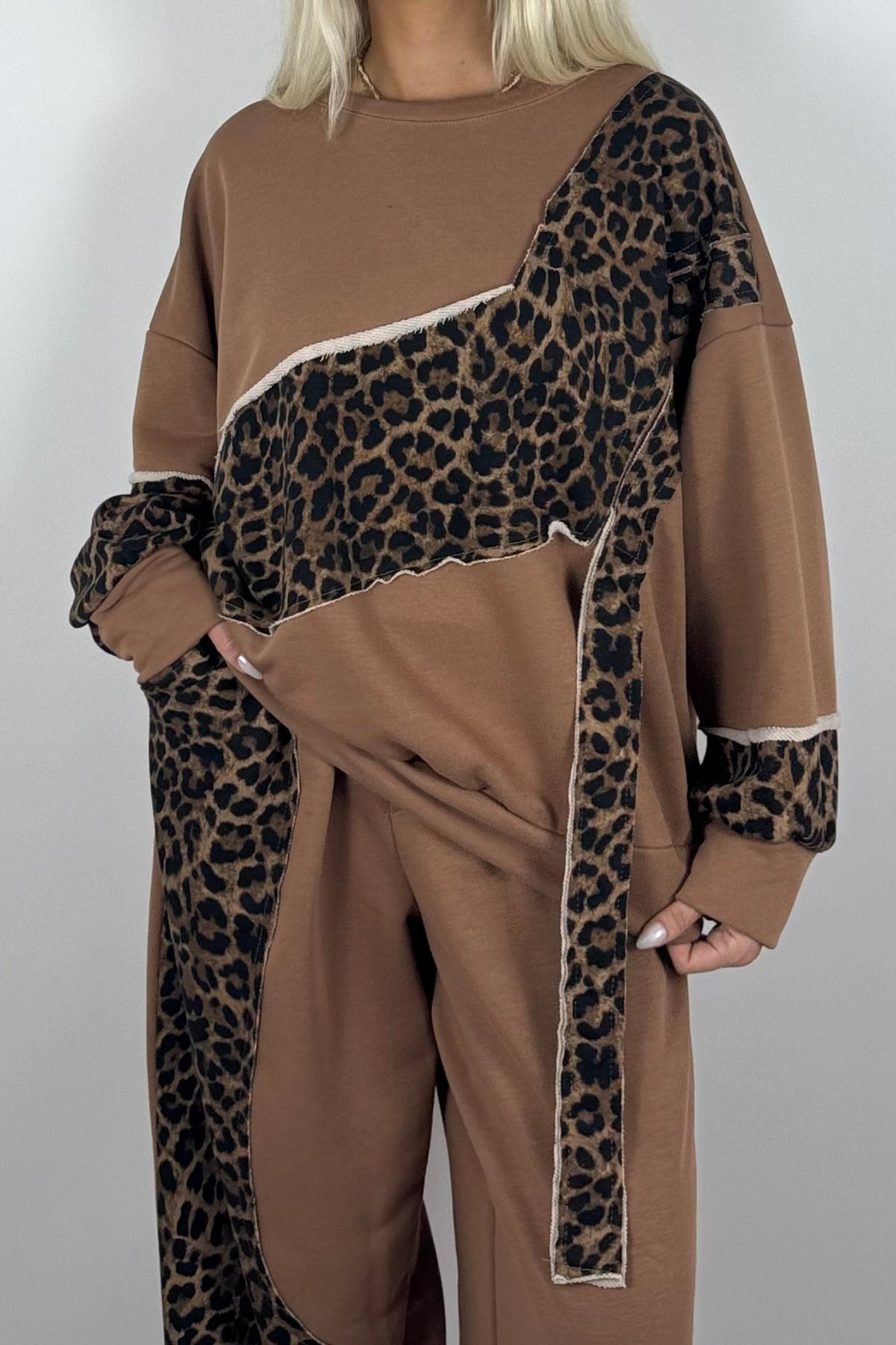 Oversize Damen Sweatshirt mit Leo-Muster & asymmetrischem Design - Kamel