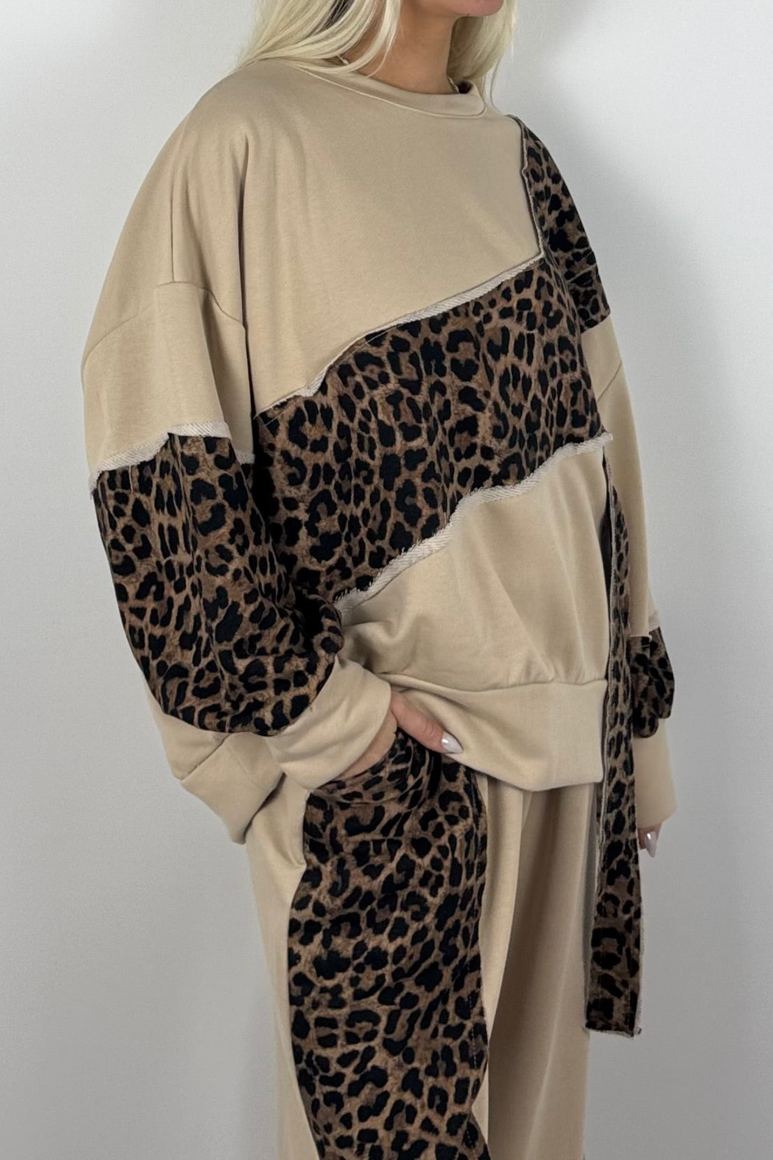 Oversize Damen Sweatshirt mit Leo-Muster & asymmetrischem Design - Beige