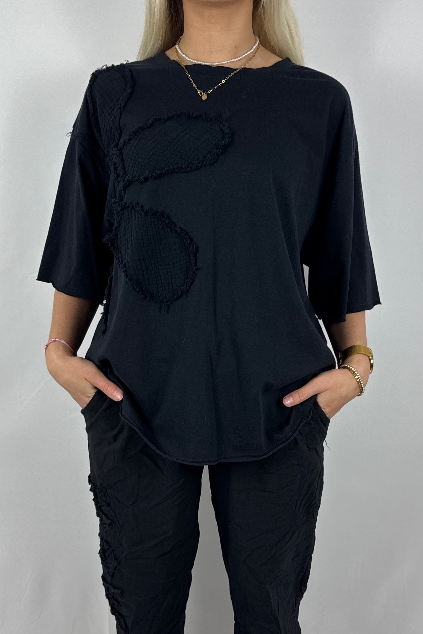 Oversize Damen Shirt mit Blumen Applikation und Rundhalsausschnitt-Schwarz