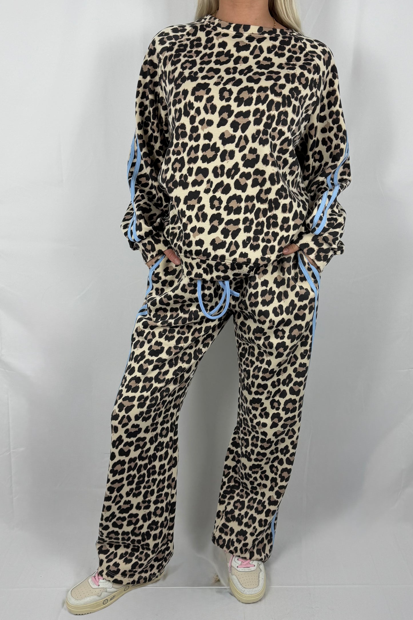 Damen Freizeit Set mit Leo Muster und Streifen Detail- Hellblau