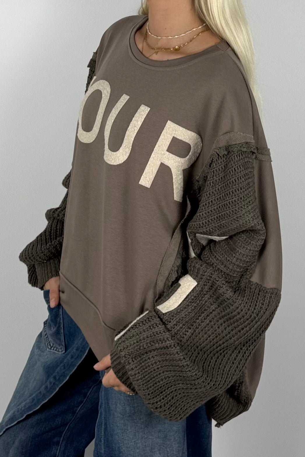 Damen Oversize Sweatshirt mit Strickärmeln & Statement – Mud