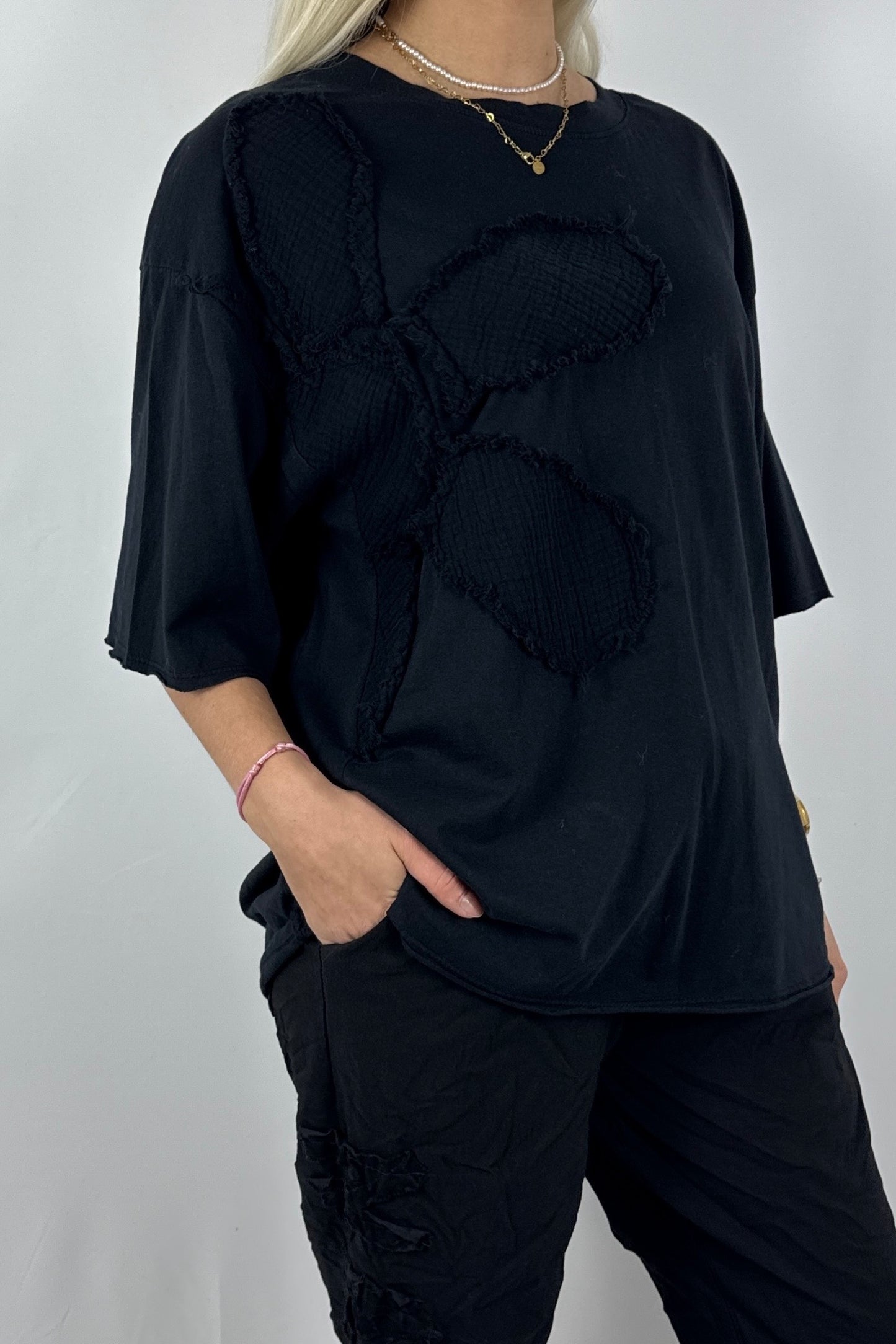 Oversize Damen Shirt mit Blumen Applikation und Rundhalsausschnitt-Schwarz