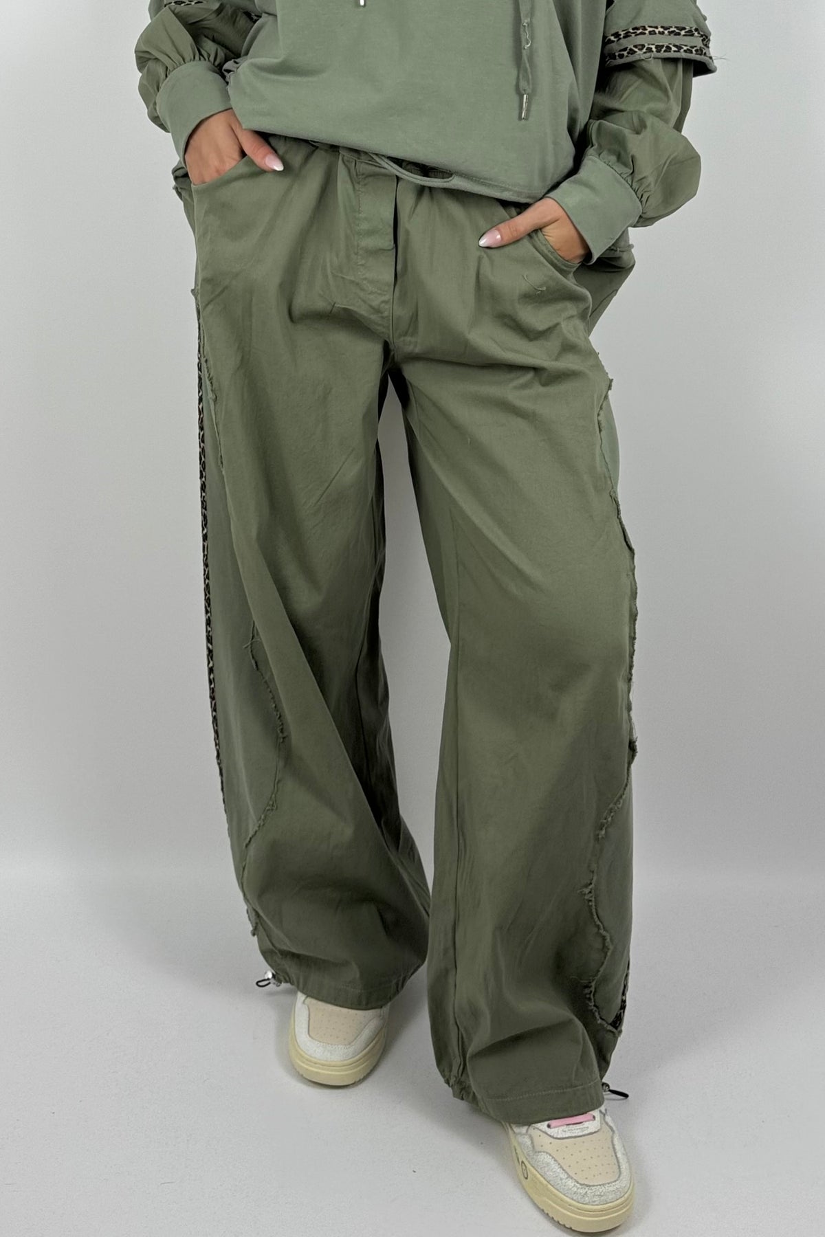 Baggy Hose mit Leo-Streifen-Khaki