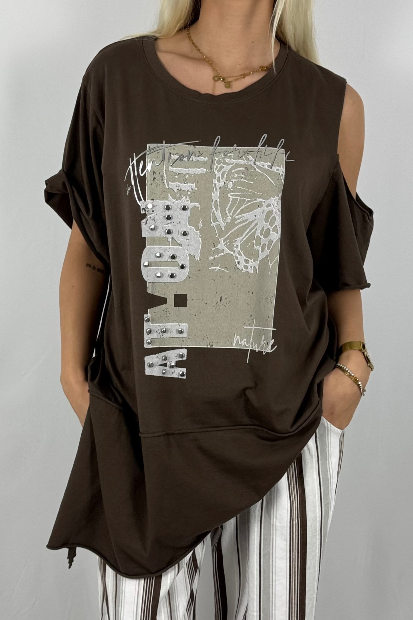 Asymmetrisches Shirt mit Print & Cut-Out-Details – modern und bequem-Schoko