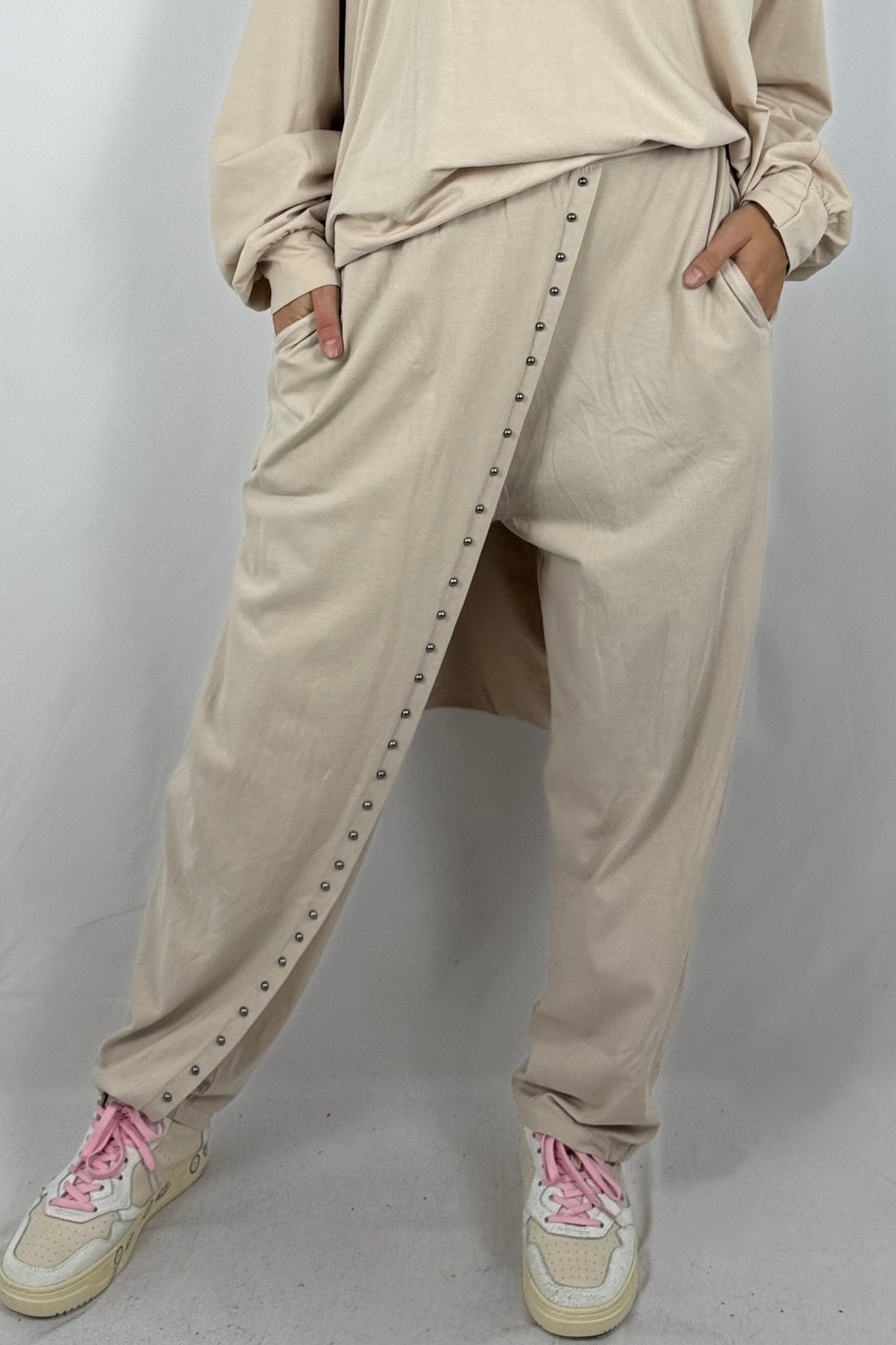 Bequeme Oversize-Hose mit Nieten-Detail-Beige