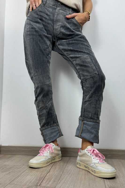 Trendige Jeans im Used-Look mit Patch-Details