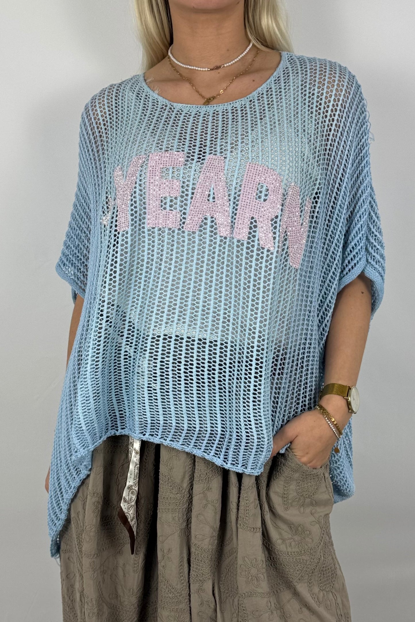 Oversize Strickshirt „YEARN“ – Netzlook Statement Shirt-Hellblau