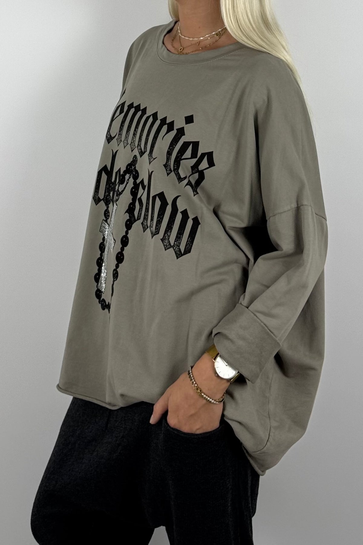 Oversize Shirt „Memories Fade Slow“ mit Kreuz-Detail –Mud