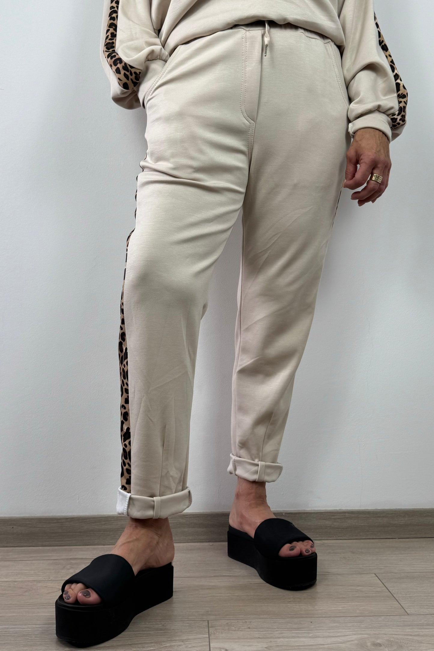 Damen Jogginghose – Leo-Seitenstreifen & elastischer Bund