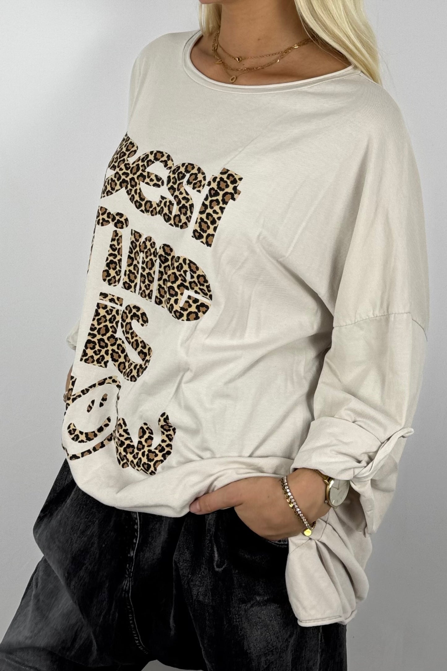Damen Longshirt „Best Time Is Now“ – Leo-Print-Beige