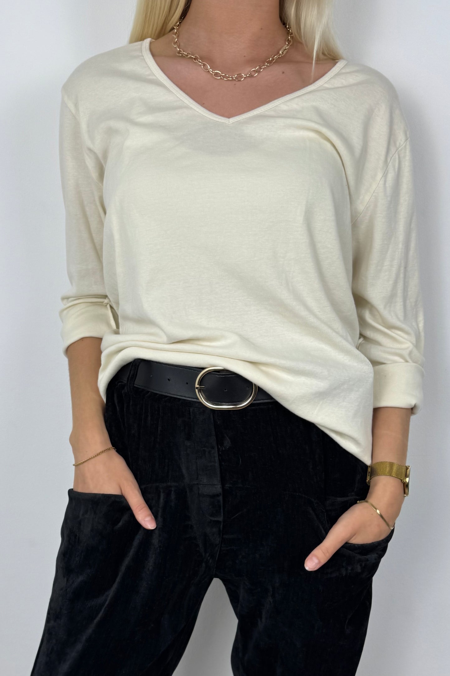 Damen Shirt mit V-Ausschnitt und gekrempelten Ärmeln