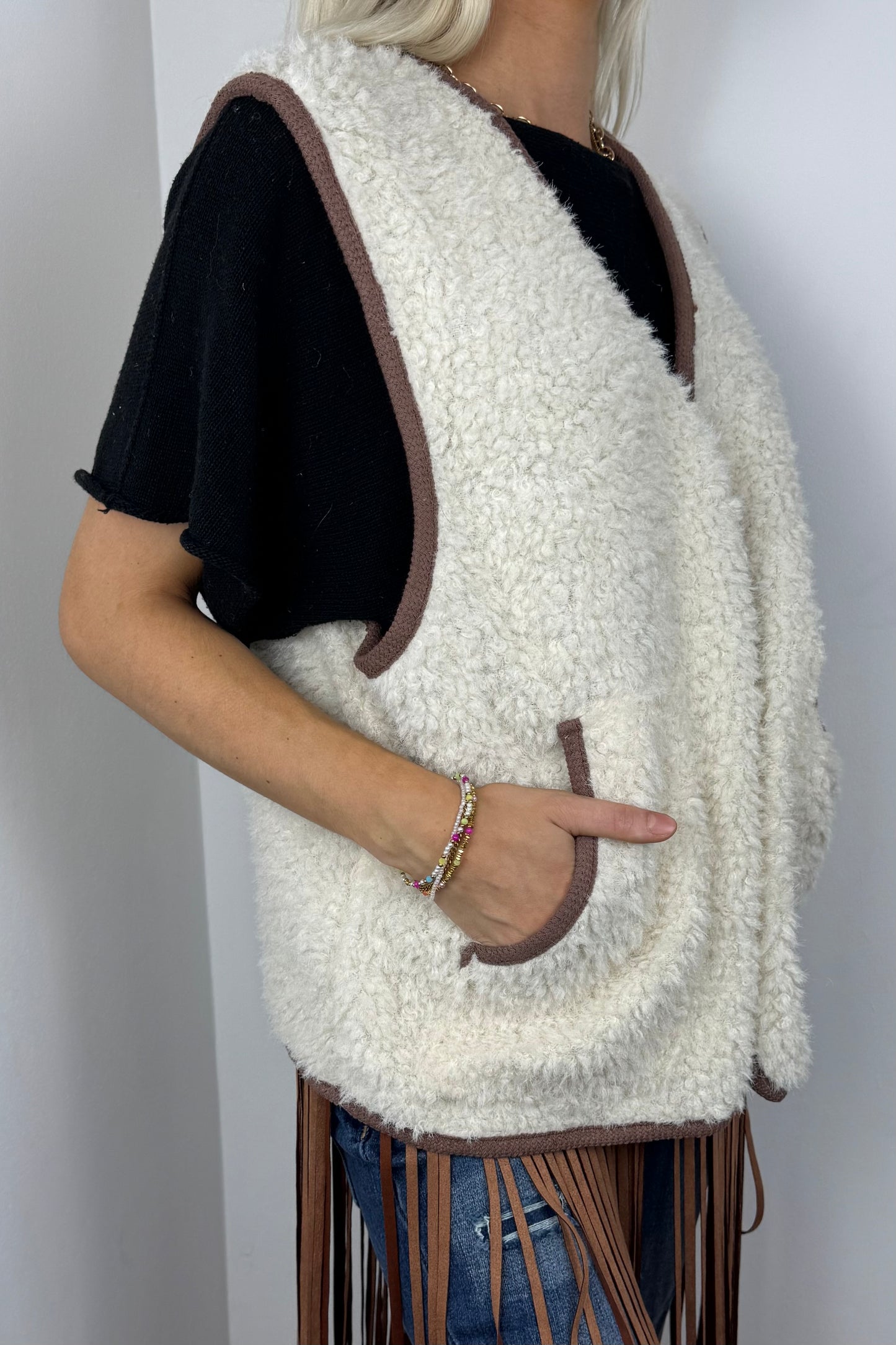 Flauschige Weste mit Stickerei –White