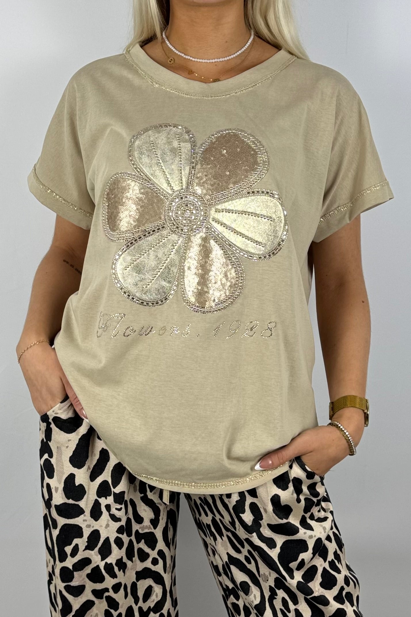 Shirt mit Blumen-Motiv und Strassdetails-Hell Kamel