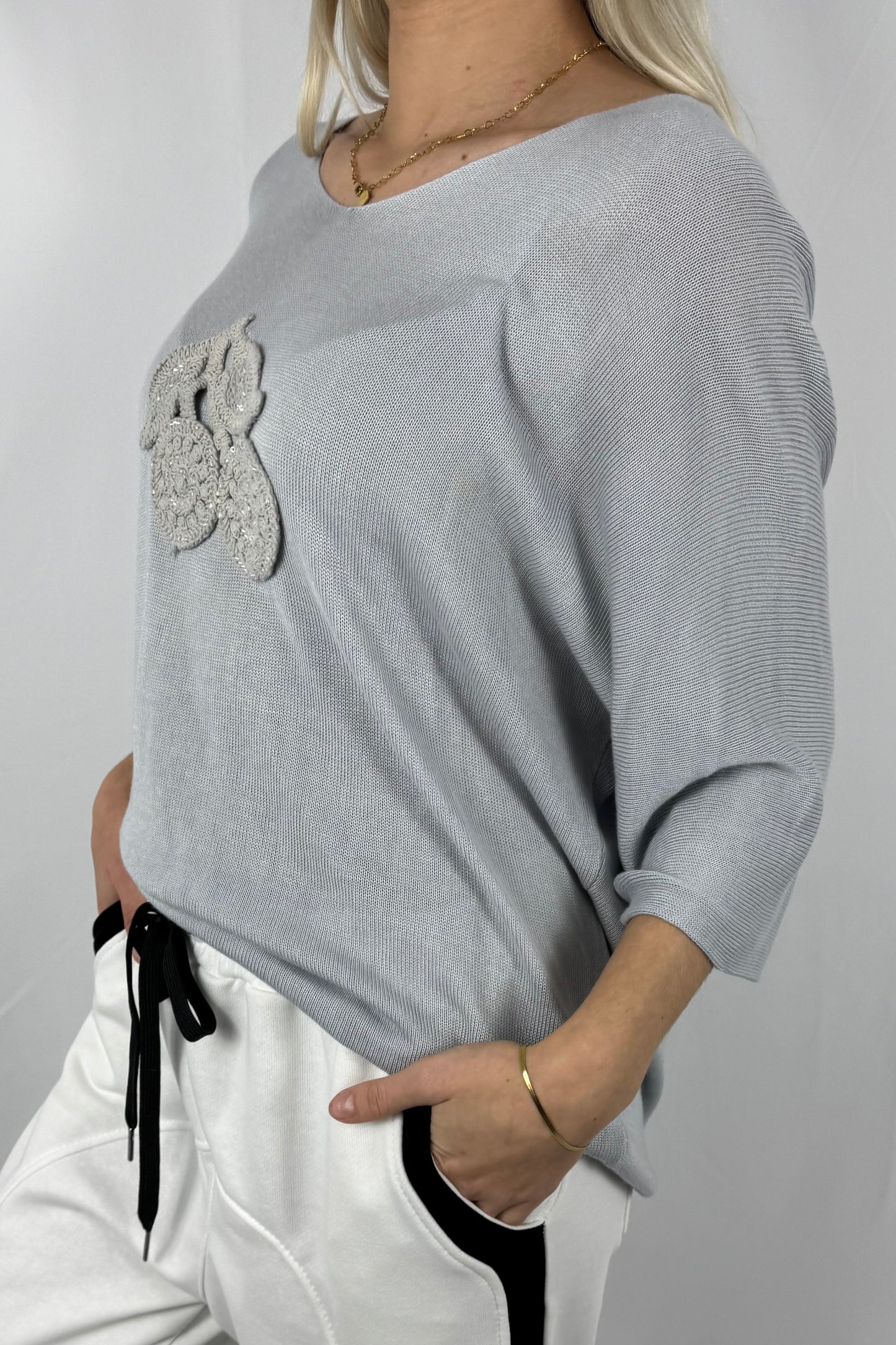 Shirt mit V-Ausschnitt & gehäkelter Applikation-Grau