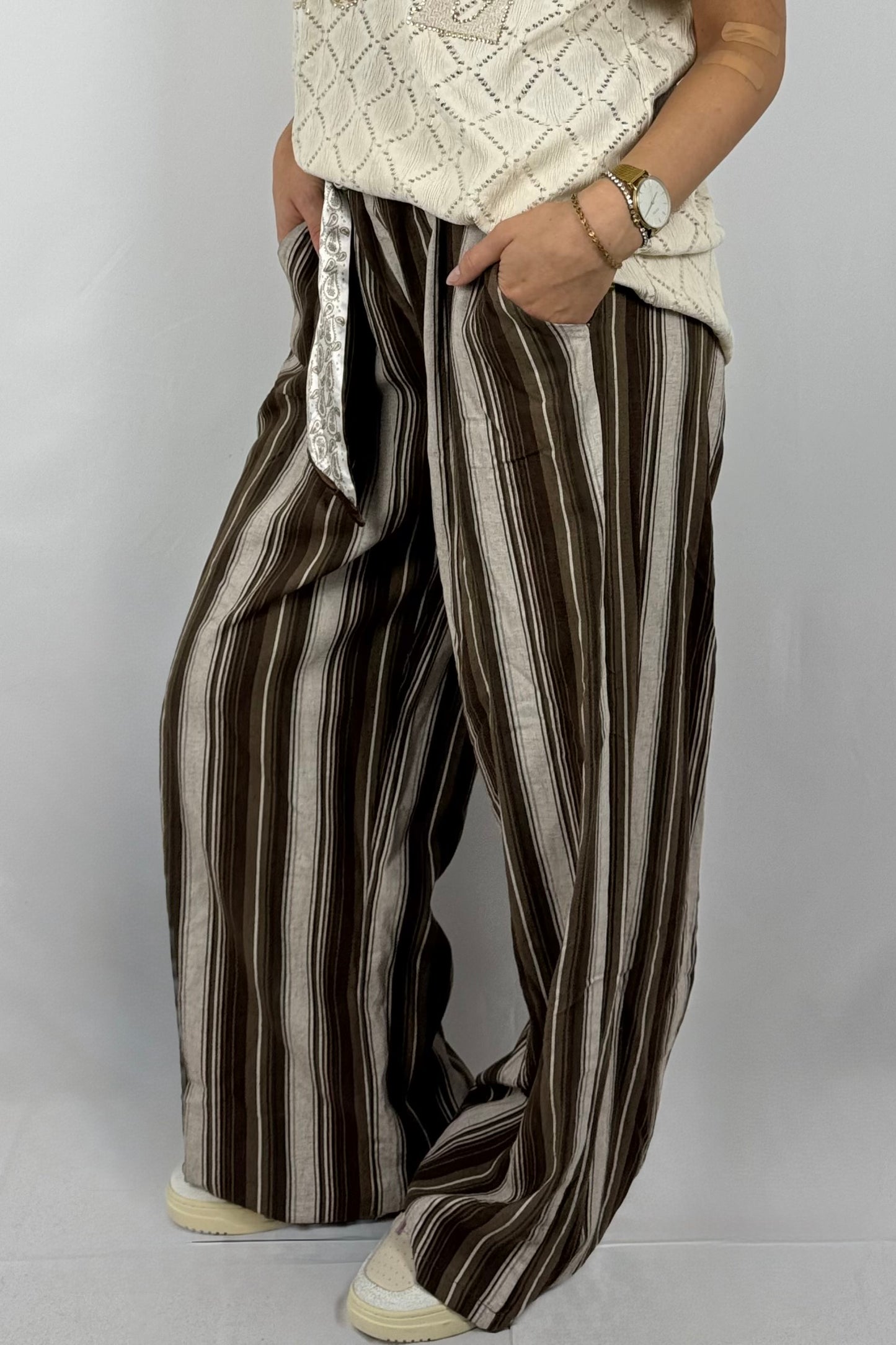Leinenhose mit Streifenmuster & Gürtel – luftiger Sommerlook-Schoko