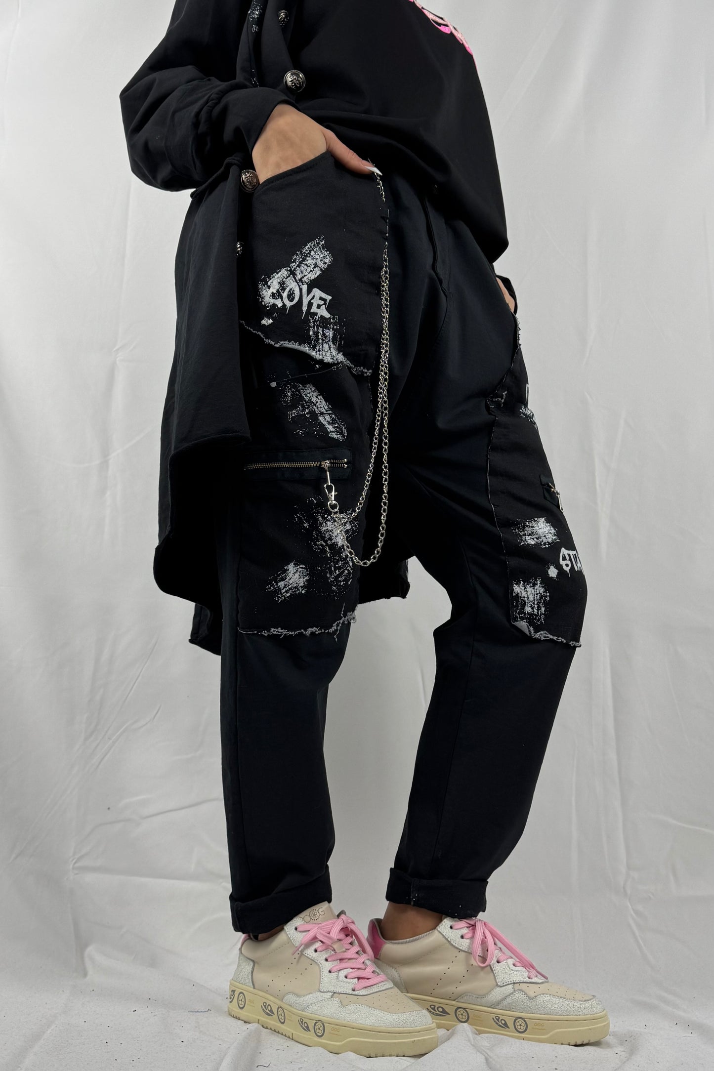 Baggy Hose mit Print, Kette & Zipper-Taschen –Schwarz