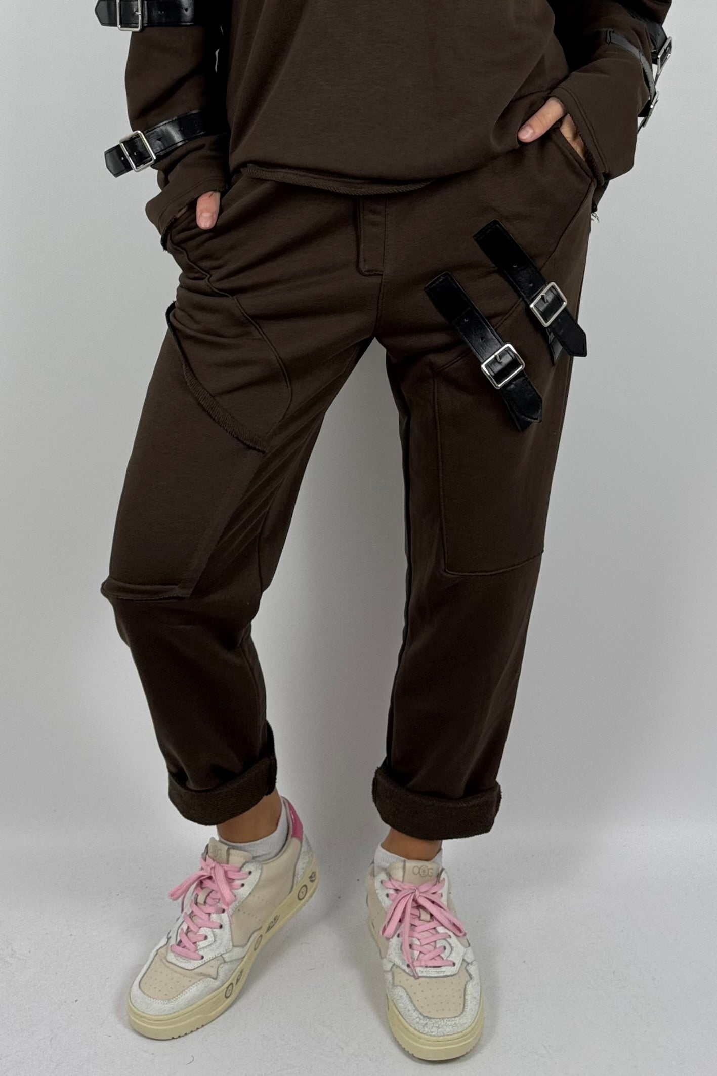 Lässige Oversize Jogginghose mit Schnallen-Details – Schoko