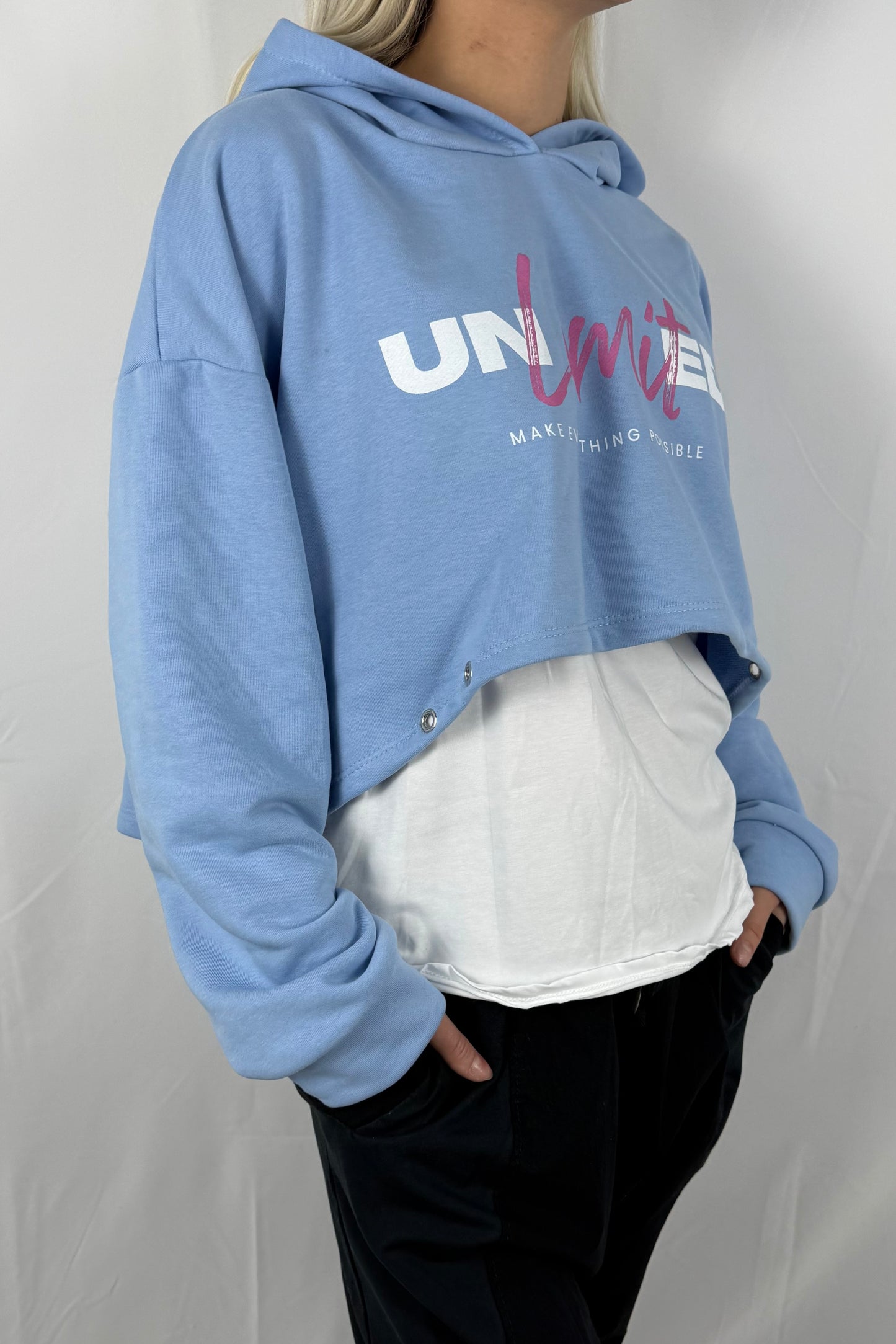 Cropped Hoodie „Unlimited – Make Everything Possible“-Hellblau