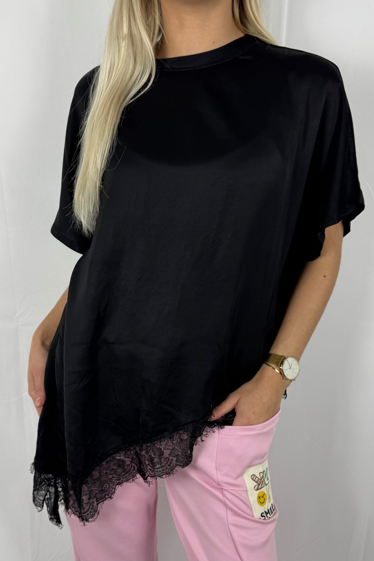 Asymmetrisches Shirt mit Spitzenabschluss –Schwarz