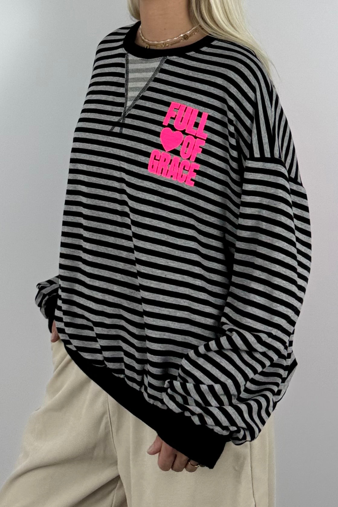 Oversize Streifen-Shirt mit „Full of Grace“-Grau