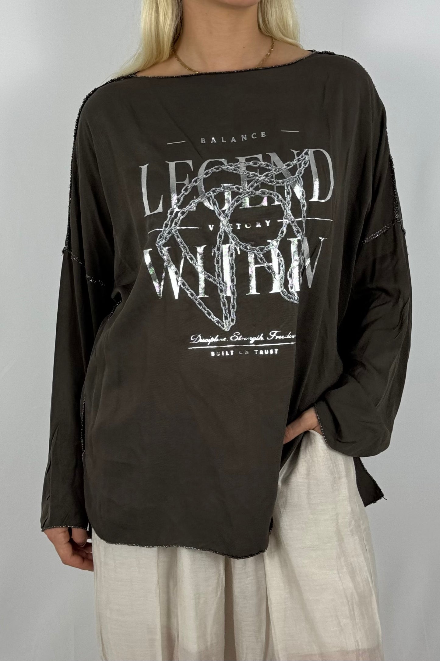 Oversize-Shirt mit Frontprint und Kettendetail-Schoko
