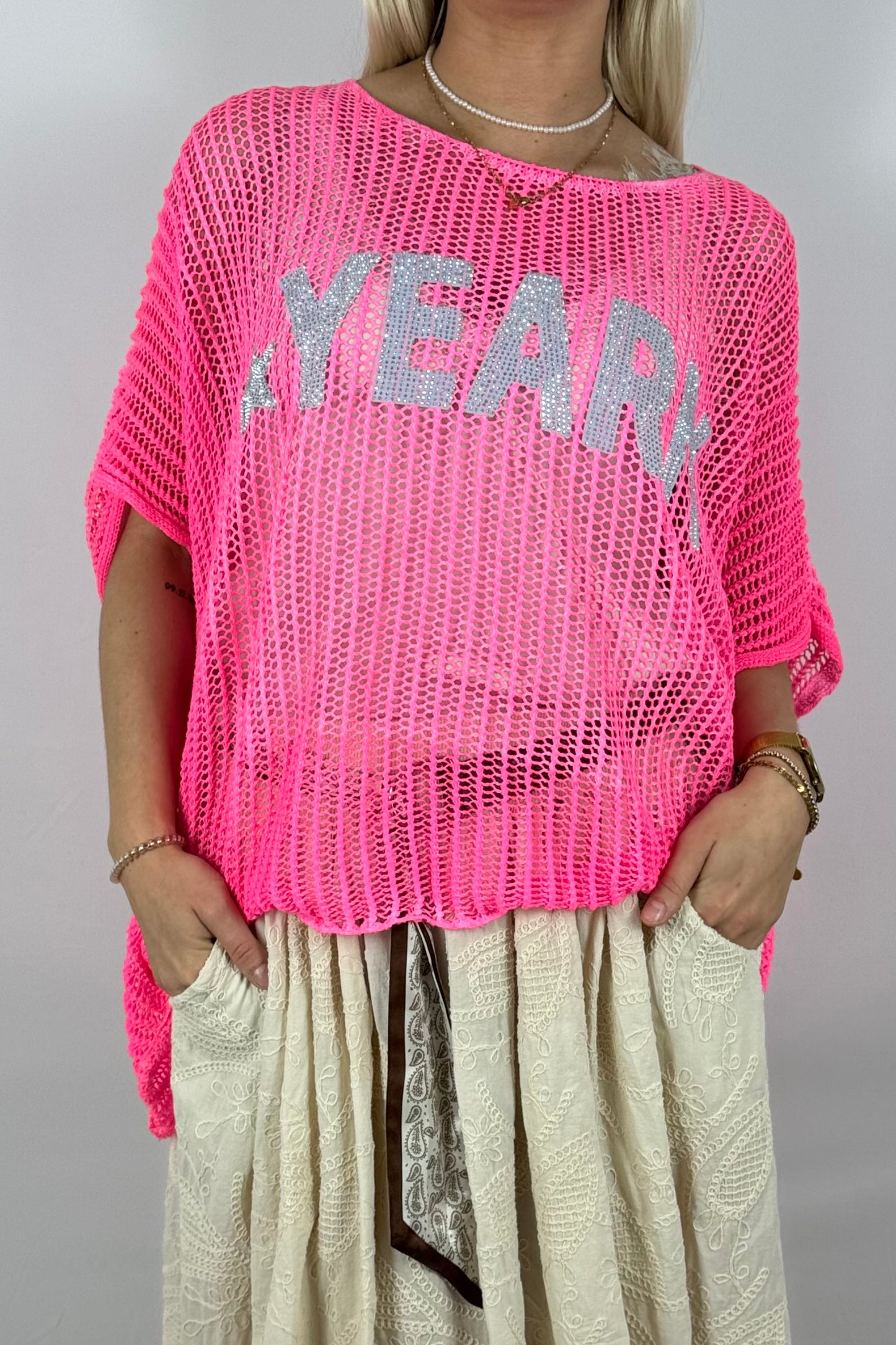 Oversize Strickshirt „YEARN“ – Netzlook Statement Shirt-Neon Pink
