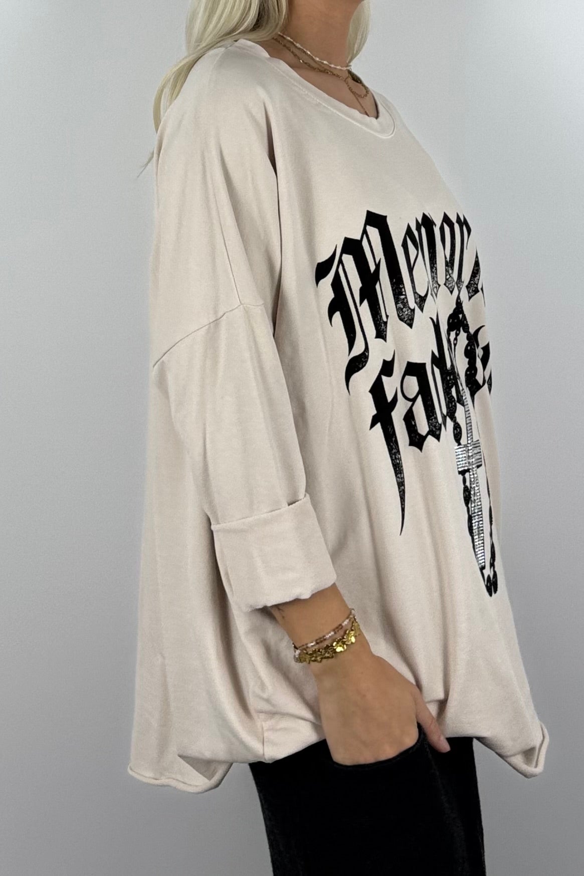 Oversize Shirt „Memories Fade Slow“ mit Kreuz-Detail –Beige