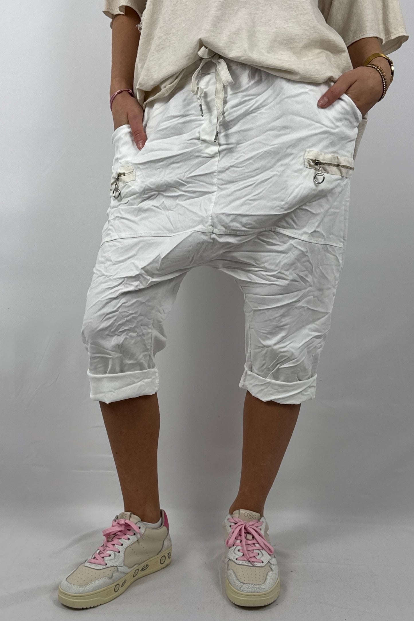 Damen Short mit Reißverschluss Details -Weiß