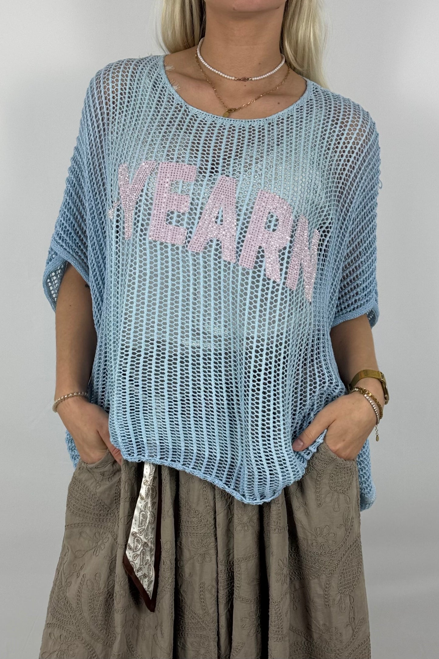 Oversize Strickshirt „YEARN“ – Netzlook Statement Shirt-Hellblau