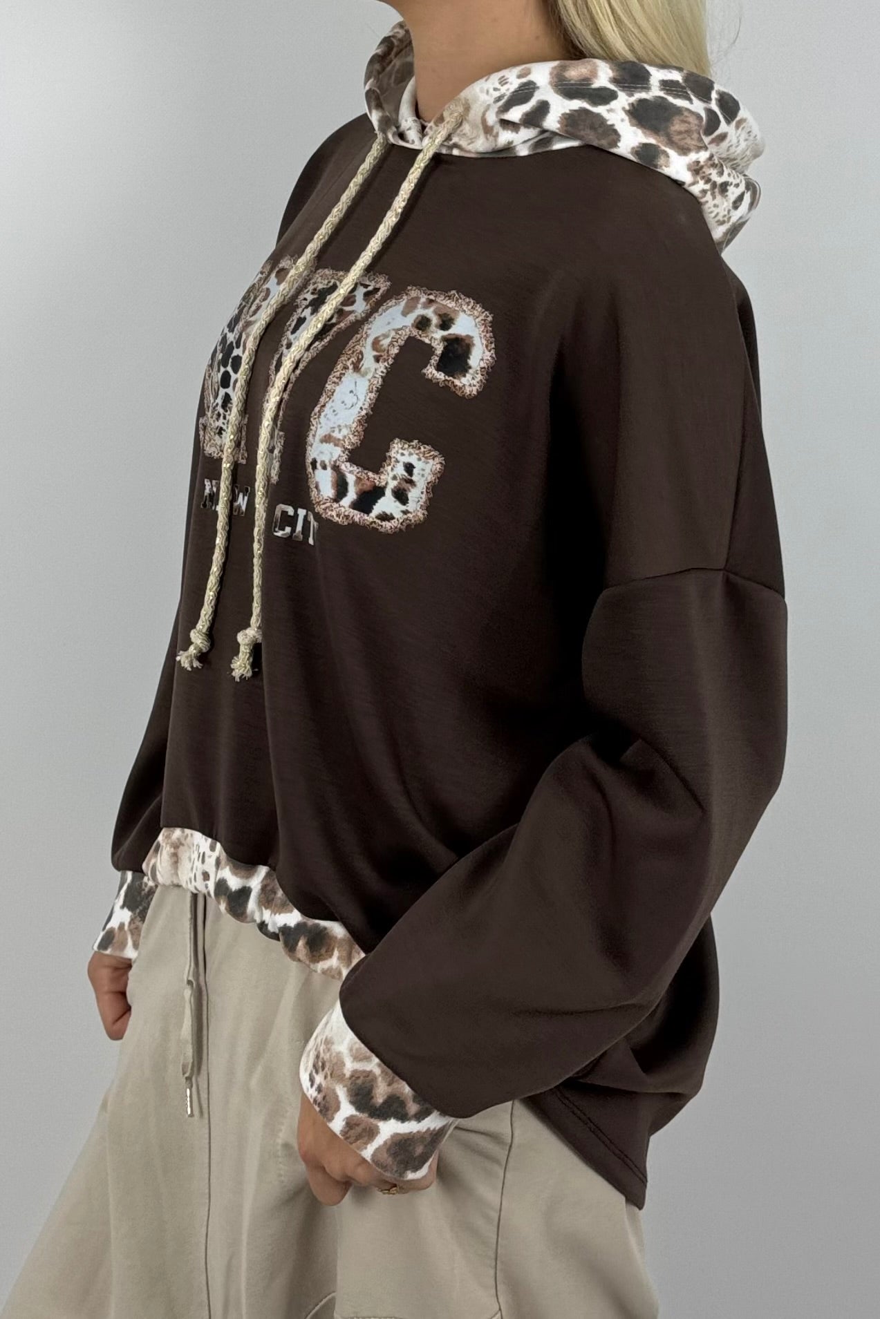 Oversize Pullover mit Kapuze & NYC Leo-Print – Schoko