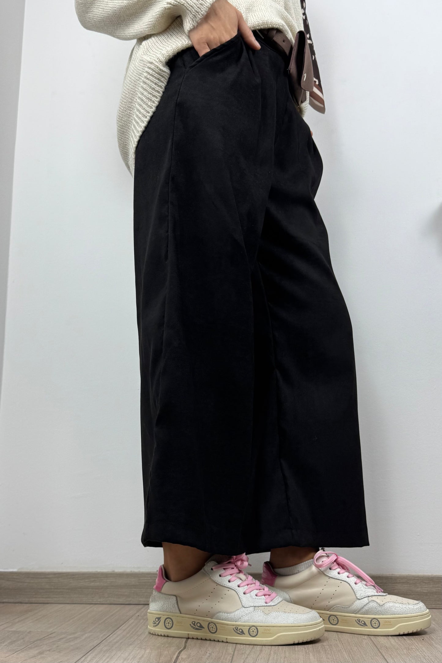 Weite Hose mit Gürtel & Tasche –Schwarz